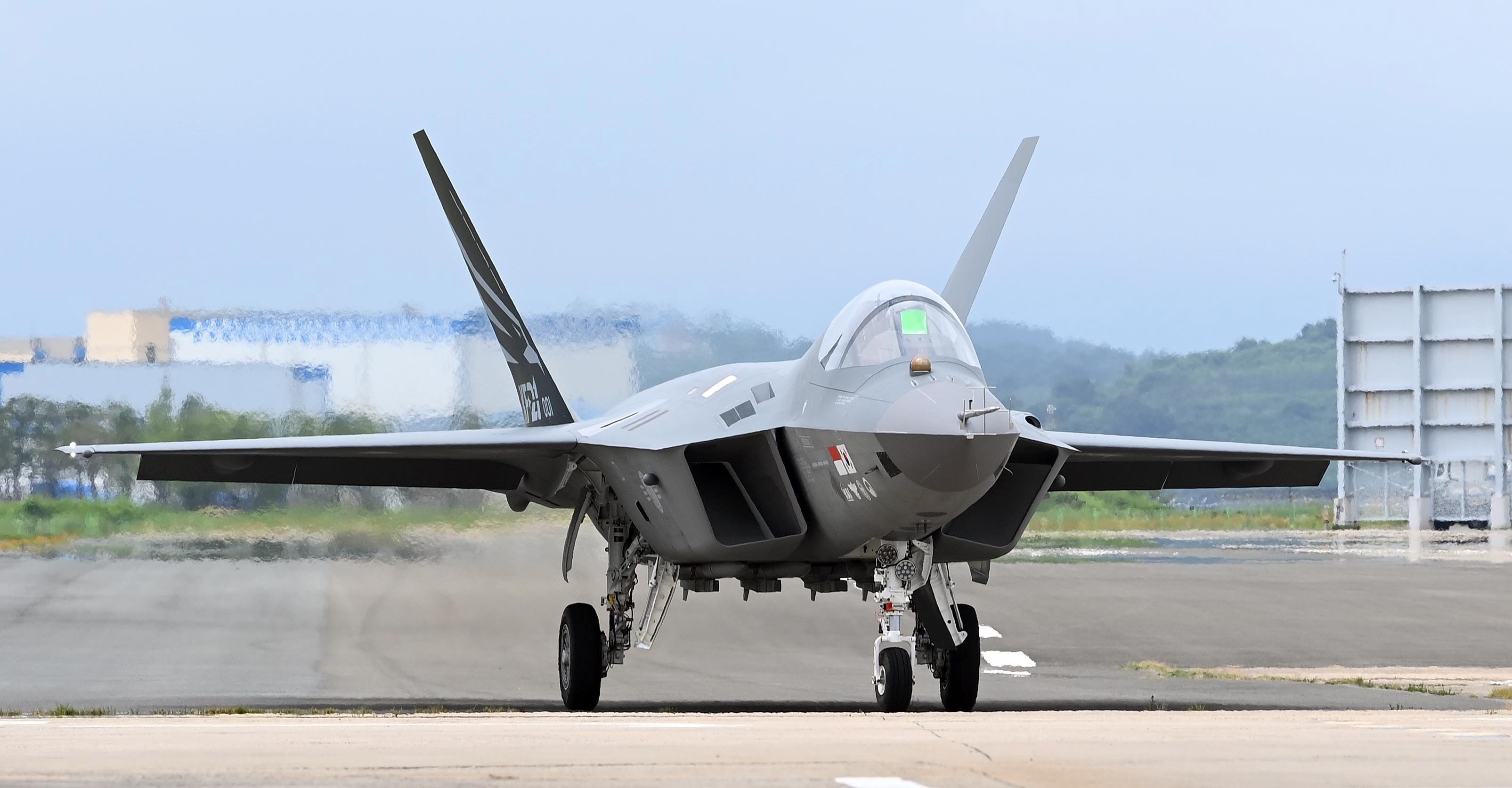 A prototype of the homegrown KF-21 fighter under development struts across a taxiway during a demonstration at the headquarters of Korea Aerospace Industries Ltd., the country’s sole aircraft maker, in Sacheon, South Korea. Photo: EPA-EFE/YONHAP/Pool