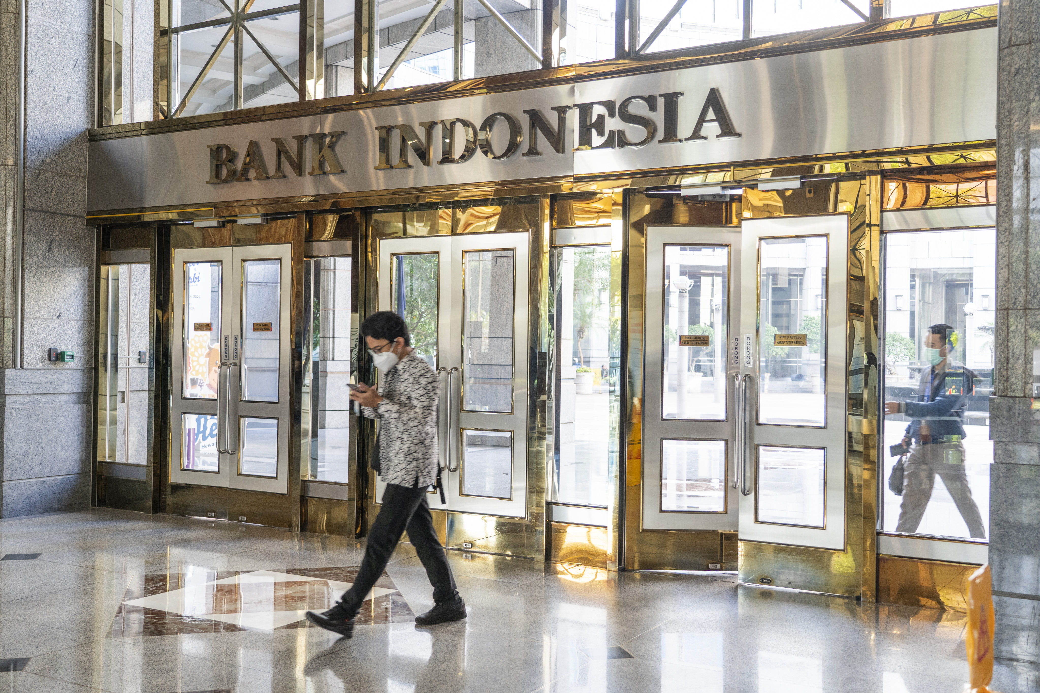 A man walks through the lobby of the Bank Indonesia headquarters in Jakarta on June 21. The country was one of the economies badly affected by the 2013 “taper tantrum”, but today Indonesia’s central bank says rising inflation is manageable. Photo: Bloomberg