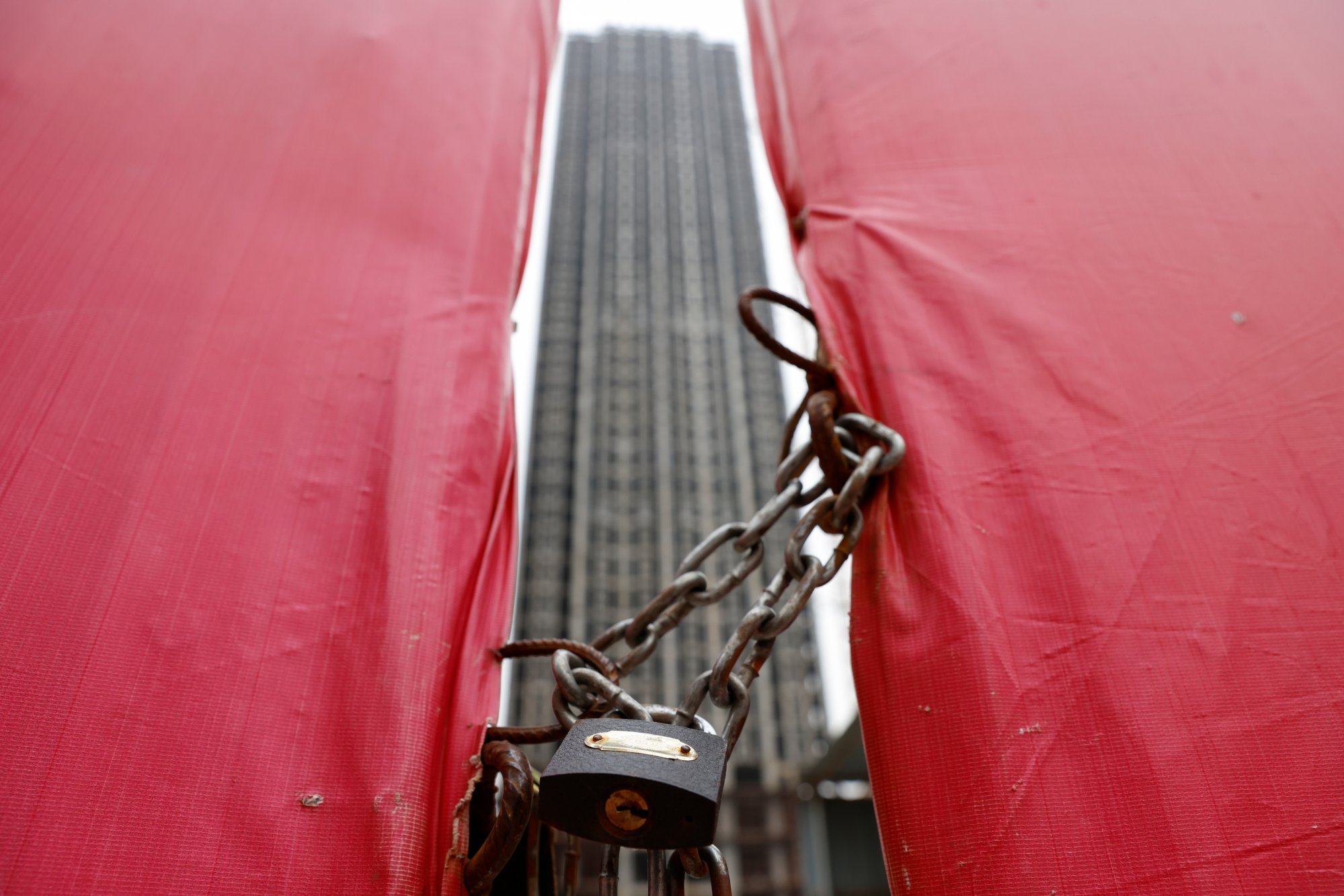 An unfinished residential building is pictured through a construction site gate at Evergrande Oasis, a housing complex developed by China Evergrande Group, in the Henan provincial city of Luoyang, near Zhengzhou, on September 16, 2021. Photo: Reuters