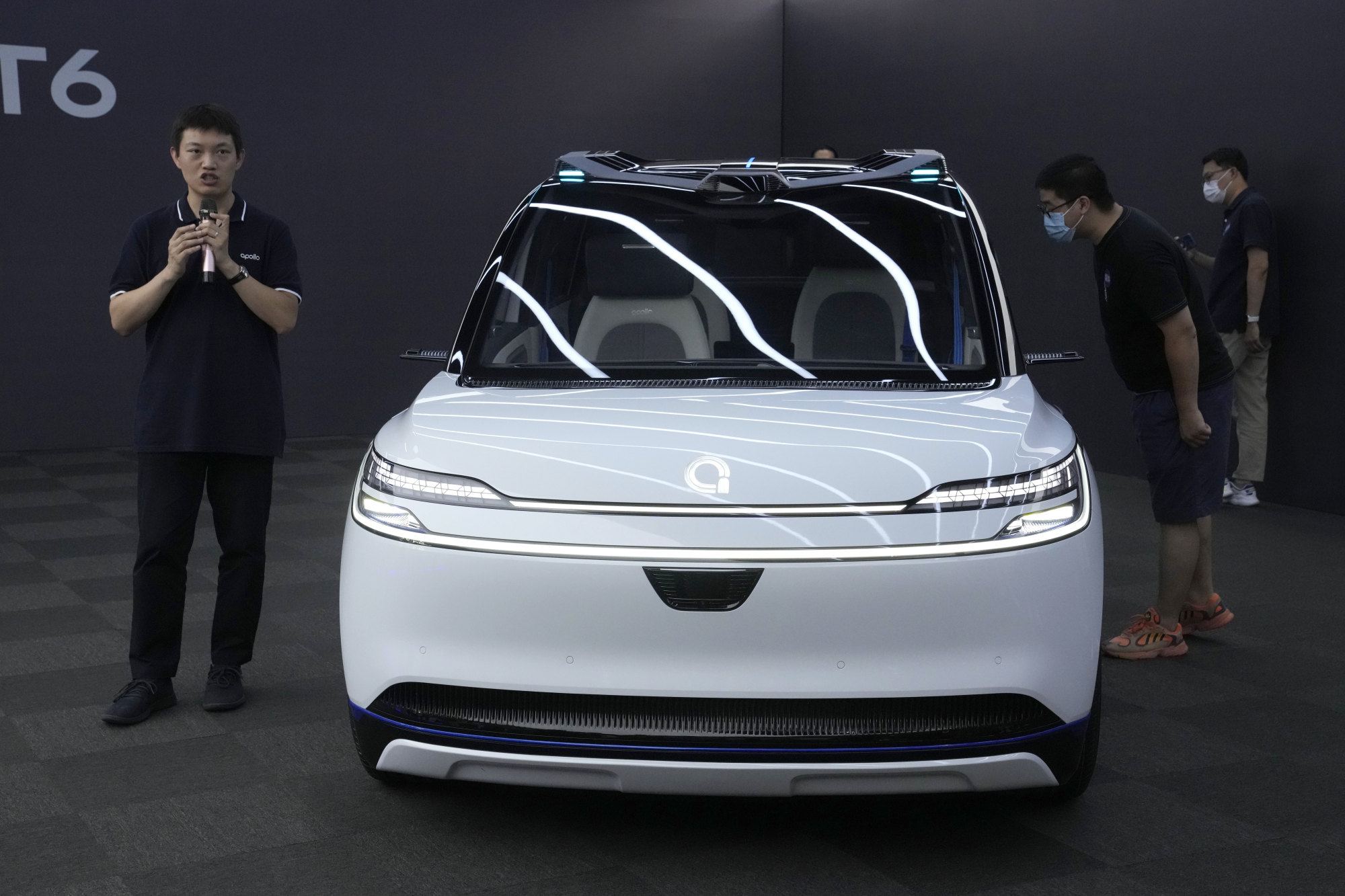 Xu Baoqiang, general manager of Baidu Autonomous Driving Vehicle manager, briefs members of the media in Beijing on the Apollo RT6, a new electric vehicle with an “optional” steering wheel, on July 20, 2022. The RT6 was formally unveiled at the Baidu World conference on July 21, 2022, as part of the company’s robotaxi fleet. Photo: AP