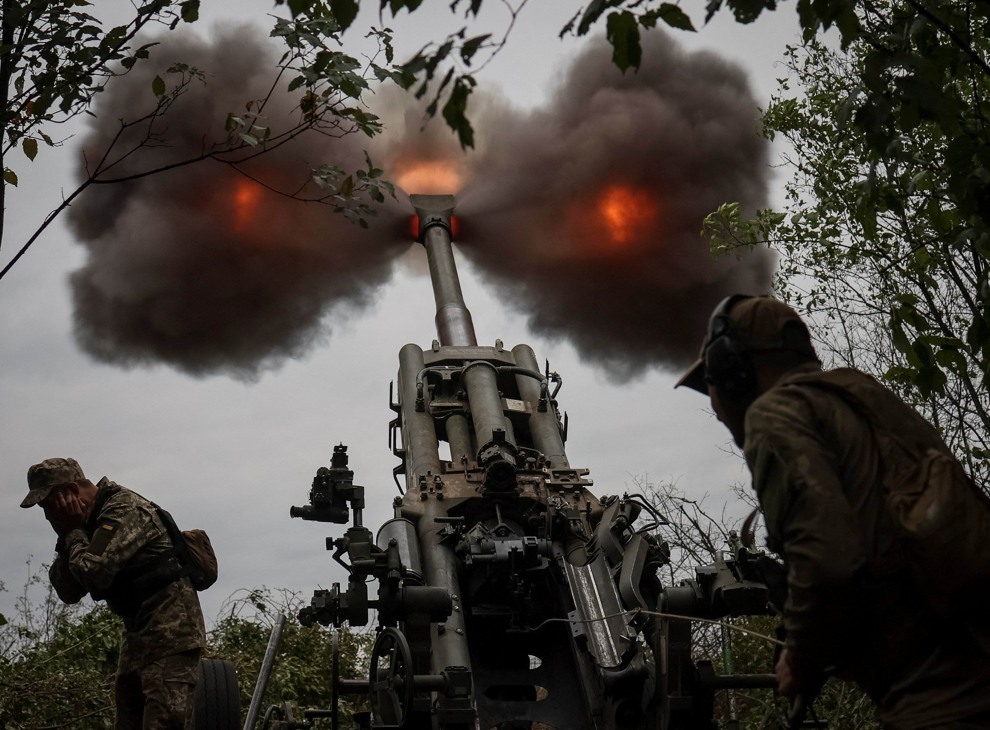 Ukrainian service members fire a shell at a front line, as Russia’s attack on Ukraine continues. Photo: Reuters