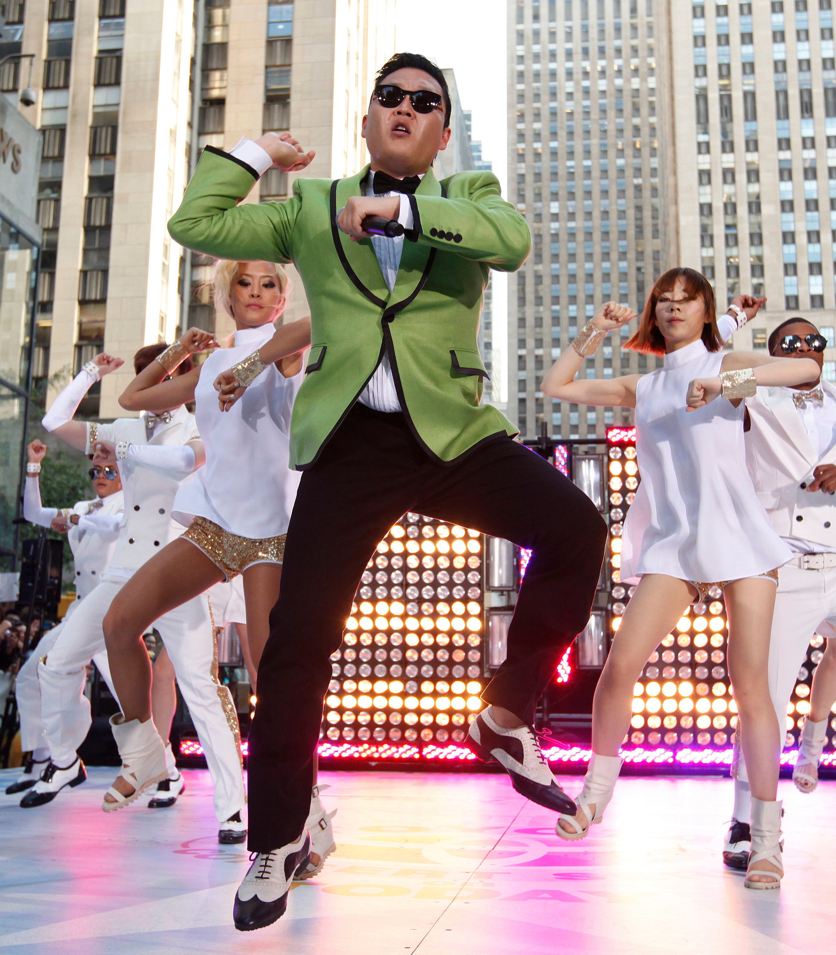 Поп стайл песня. Psy Gangnam Style. Стиль гангнам стайл. Корейский певец опа гамна стайл. Псай 2012.