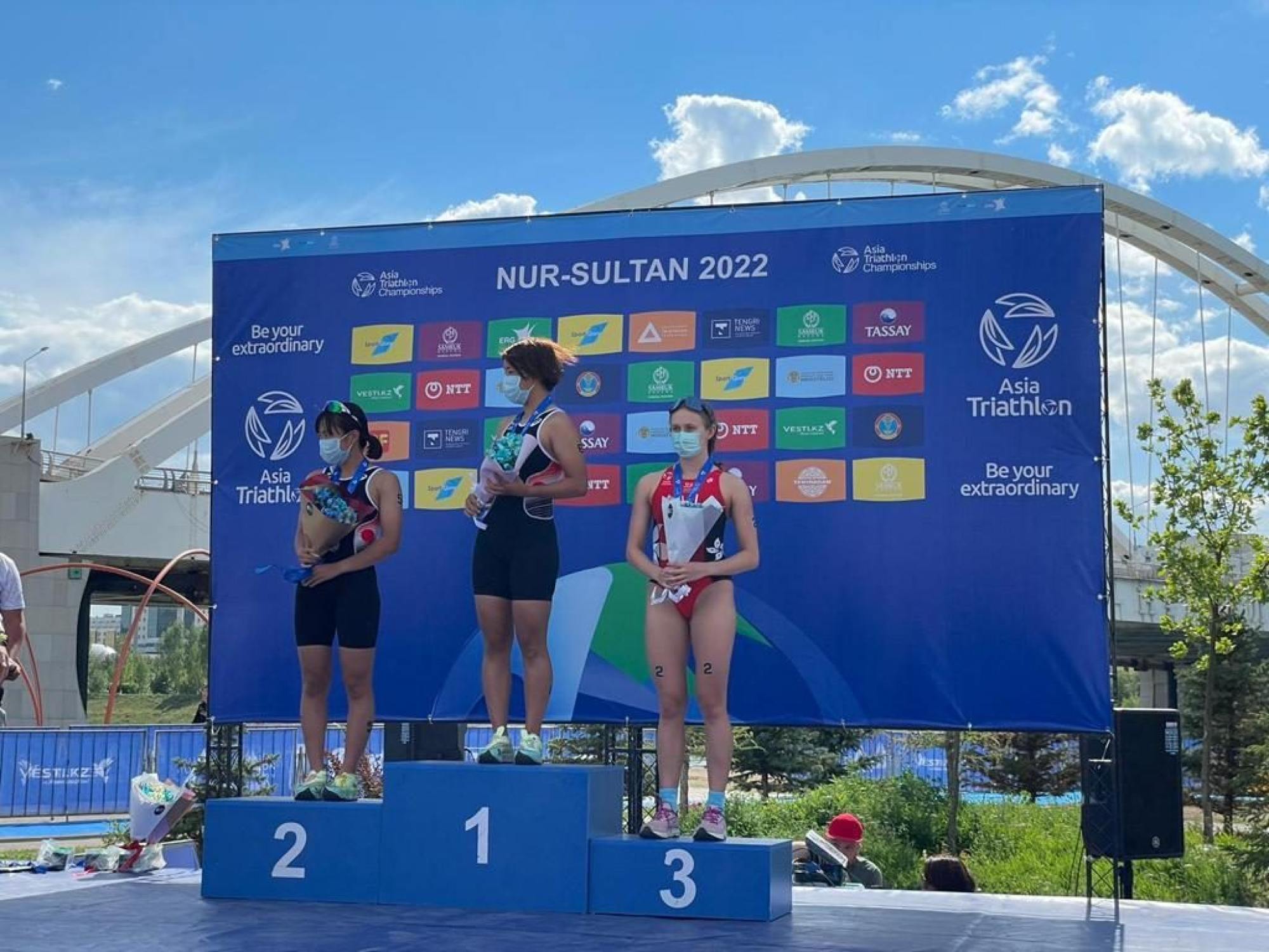 Charlotte Hall (right) won bronze in the junior women category. Photo: Hong Kong Triathlon Association