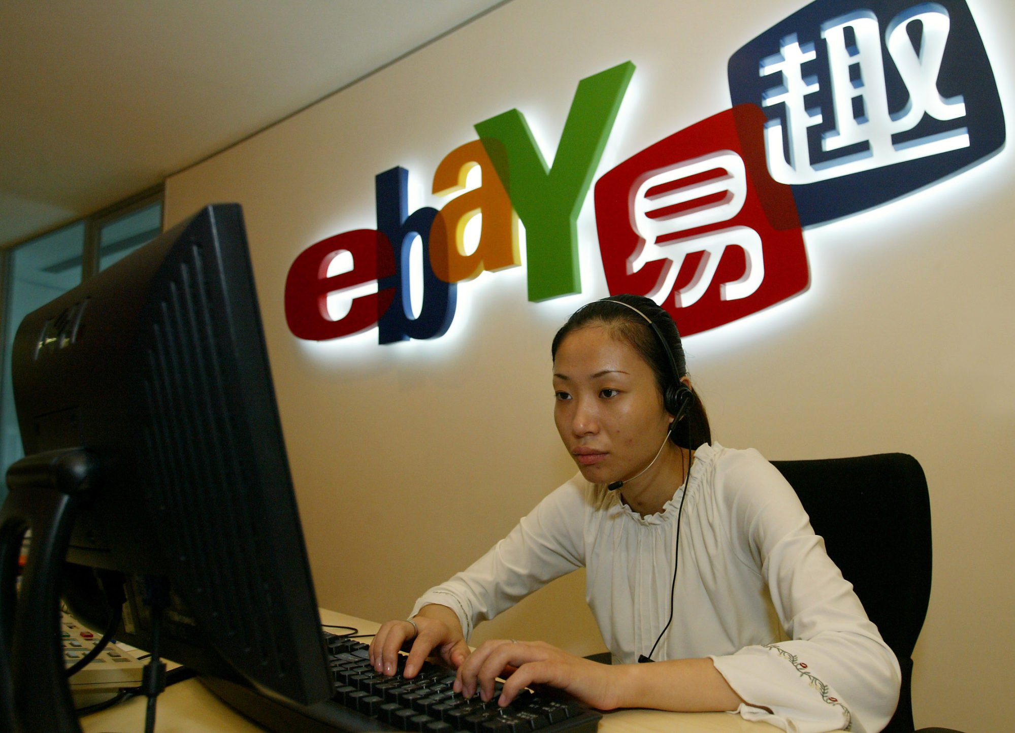 A Chinese worker checks her computer at eBay Eachnet’s offices in Shanghai on September 16, 2004. Photo: Reuters
