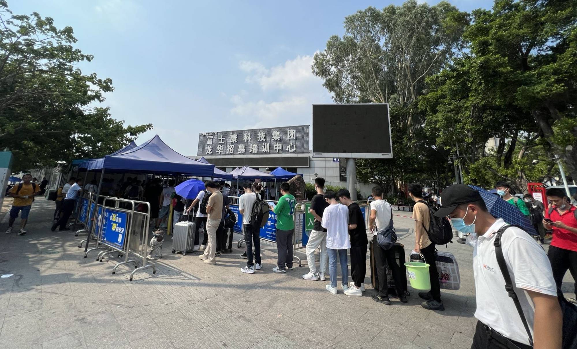 Job seekers lined up outside Foxconn’s recruitment centre in Longhua, Shenzhen for interviews and medical checkups. Photo: SCMP/Iris Deng