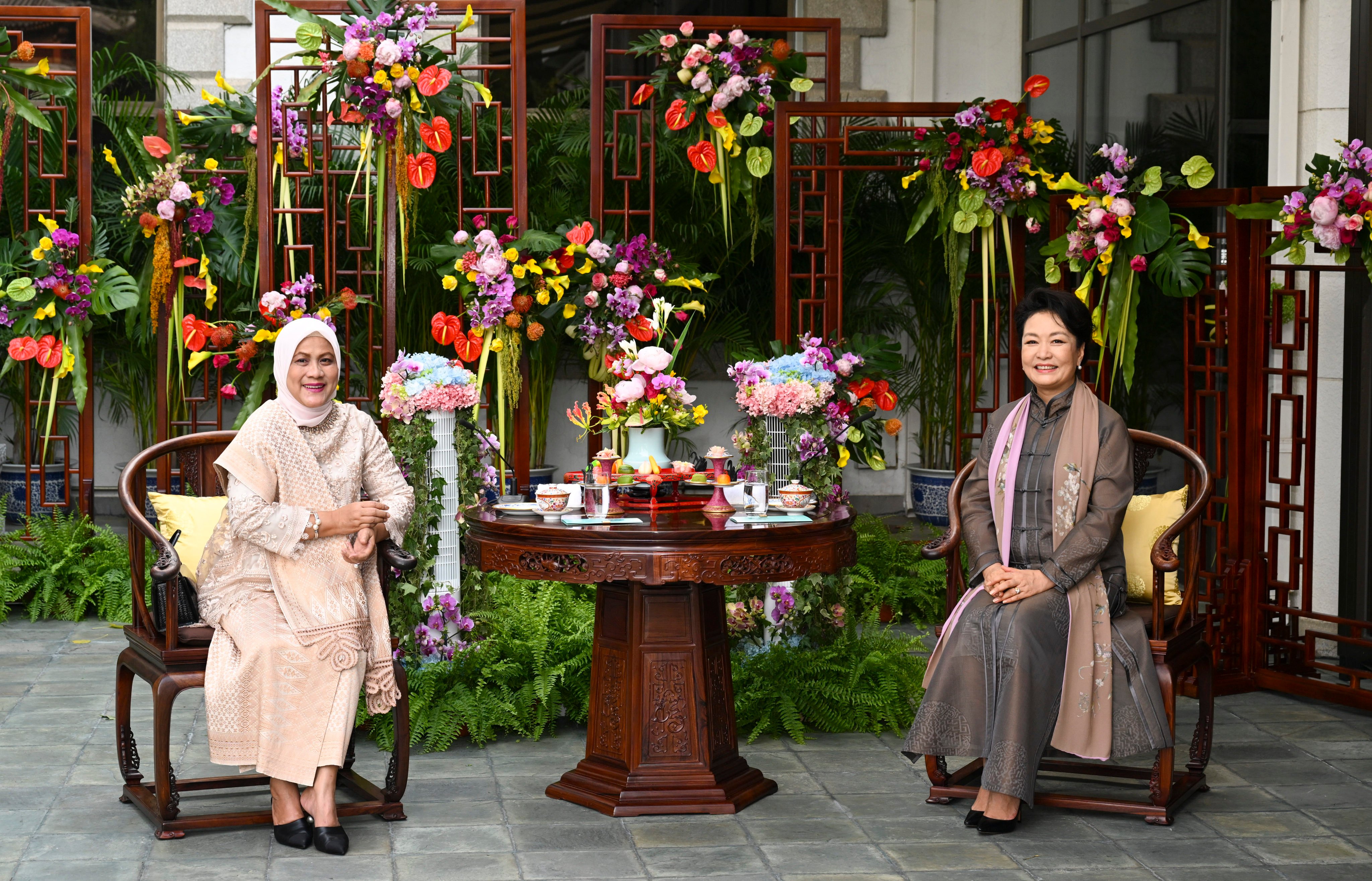 Indonesia’s first lady Iriana Joko Widodo (left) and her Chinese counterpart Peng Liyuan watch a performance at the Diaoyutai State Guest House in Beijing on Tuesday. Photo: Xinhua