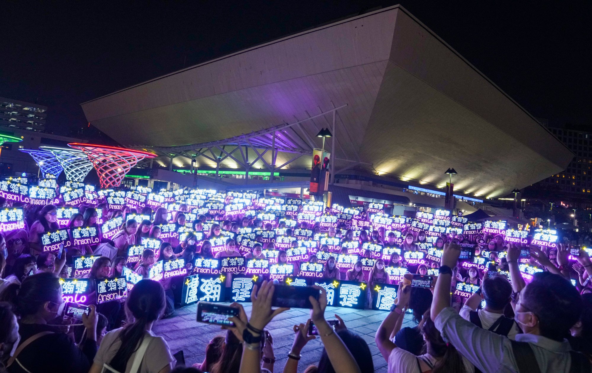 Mirror fans outside the Hong Kong Coliseum on Monday. Photo: Sam Tsang
