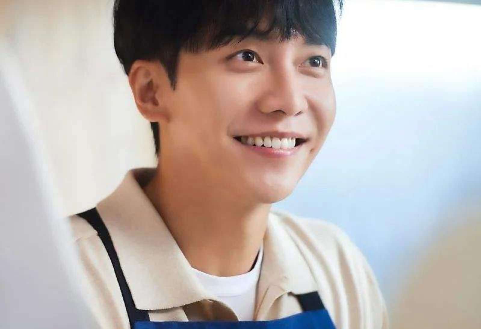 Lee Seung-gi in a still from The Law Cafe.