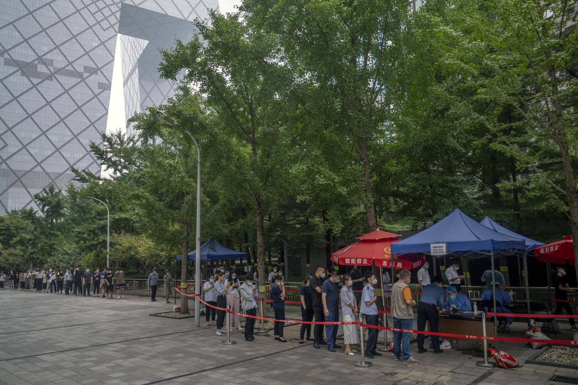 Residents queue at a Covid-19 testing booth in Beijing on July 27. China is sticking to its “dynamic zero-Covid” strategy of lockdowns, movement restrictions and mass testing. Photo: Bloomberg