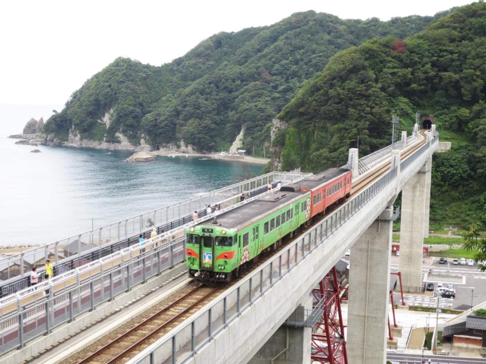 Amarube, a coastal resort town in Hyogo Prefecture known for its railway viaduct, is one of seven possible destinations for JR Rail West Saikoro Ticket travellers from Osaka. Photo: Kansai-Guide