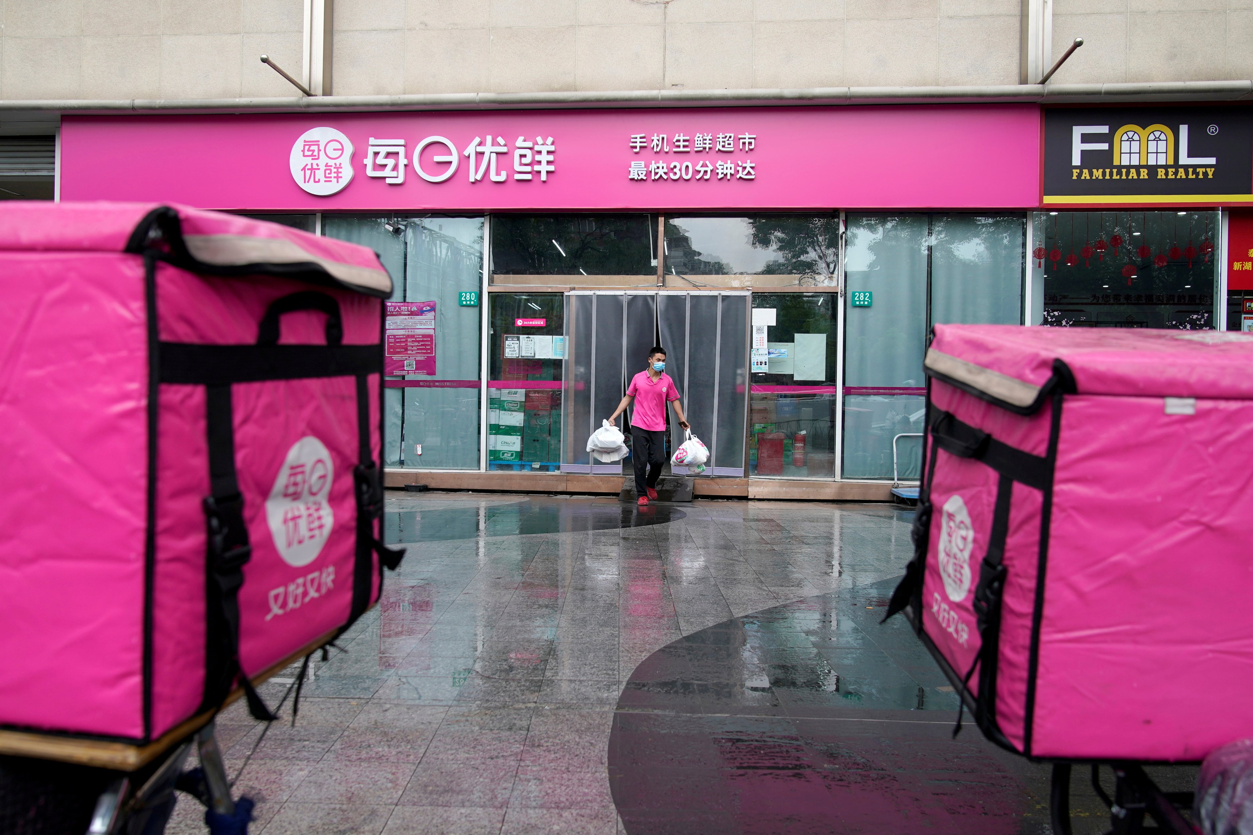 The Tencent-backed on-demand delivery firm abruptly announced on Thursday that it had run out of cash, dismissing workers and leaving suppliers unpaid