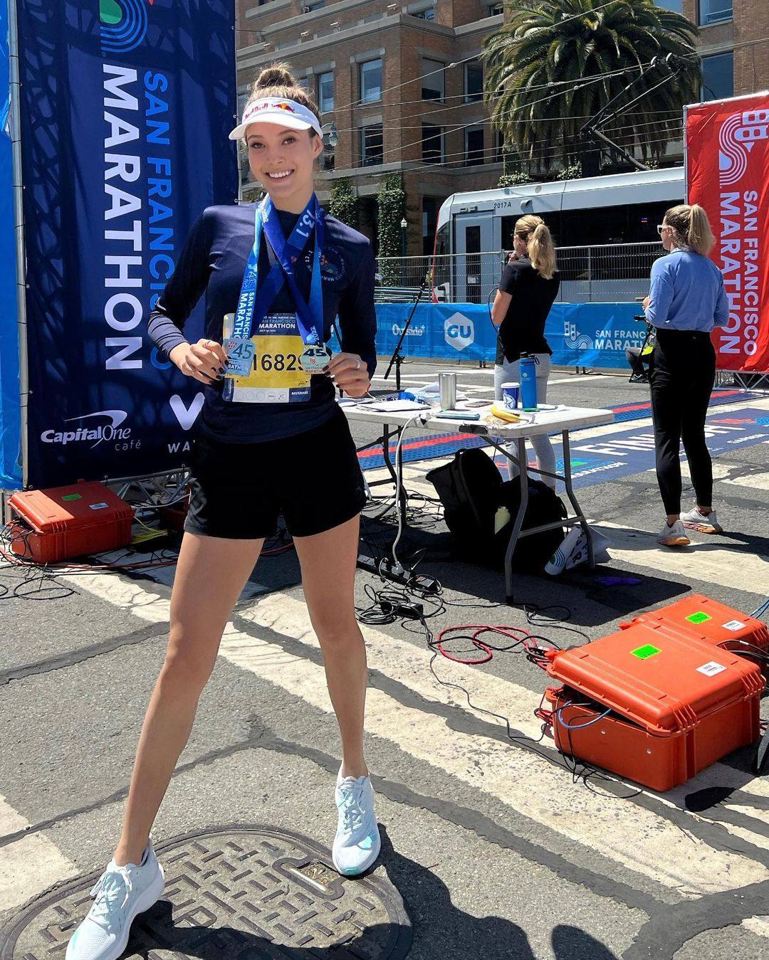 Eileen Gu poses after finishing 2nd in the female 19-and-under category at the San Francisco half marathon. Photo: Instagram/@eileen_gu_