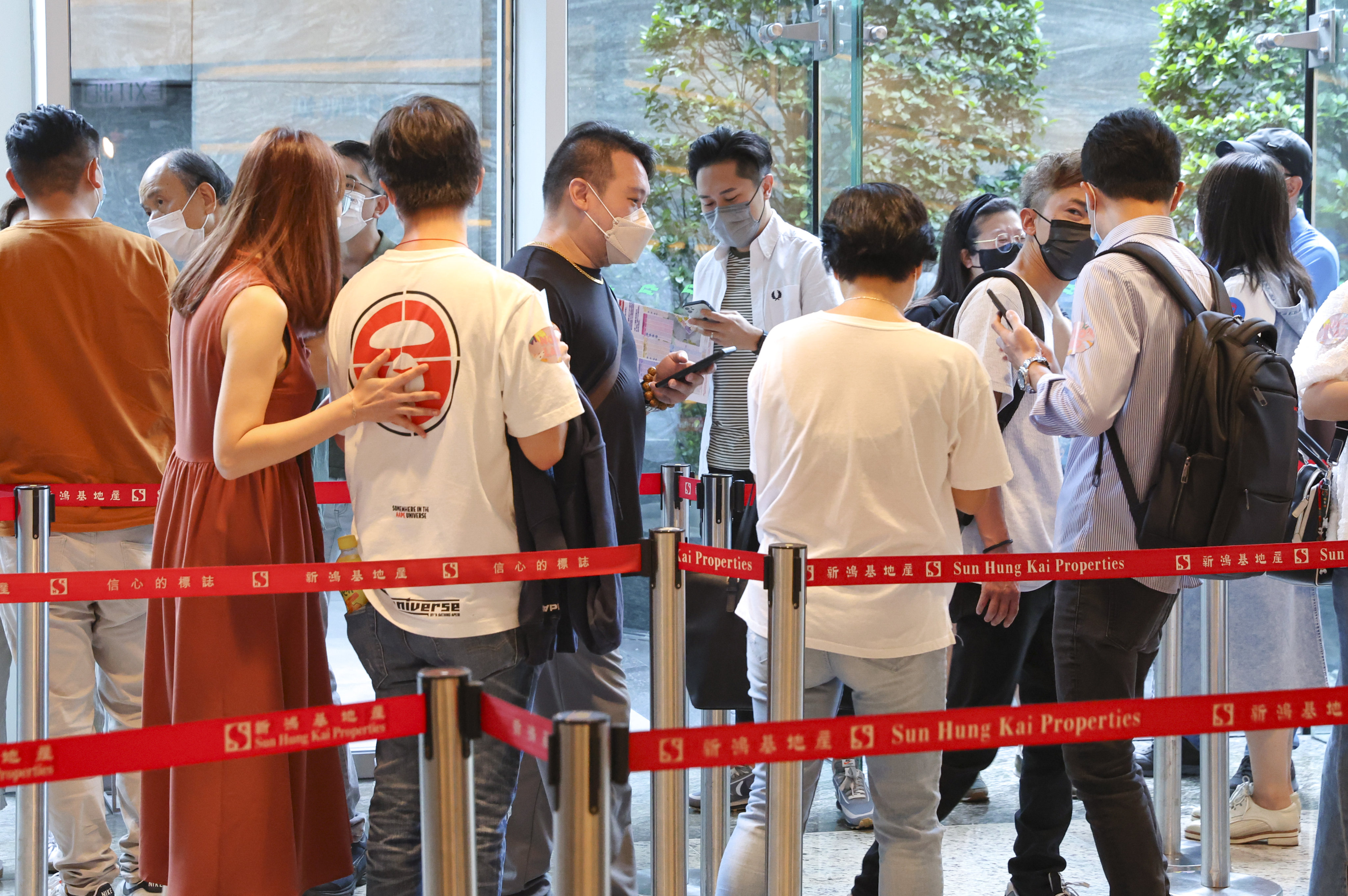Potential buyers queue up at the sales office of Sun Hung Kai Properties’ Novo Land Phase 1 development at the International Commerce Centre in West Kowloon on July 30, 2022. Photo: Edmond So