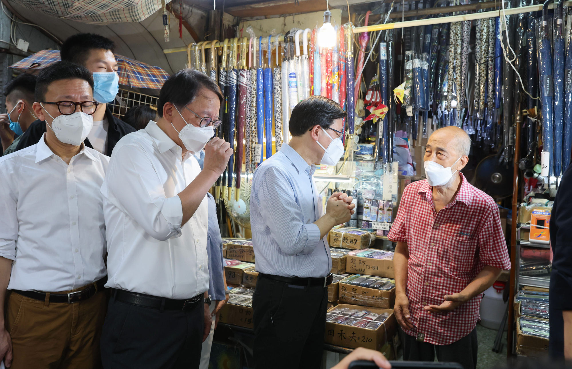 City leader Lee talks to Yau, a fifth-generation owner of an umbrella shop with a history stretching back more than a century. Photo: Yik Yeung-man
