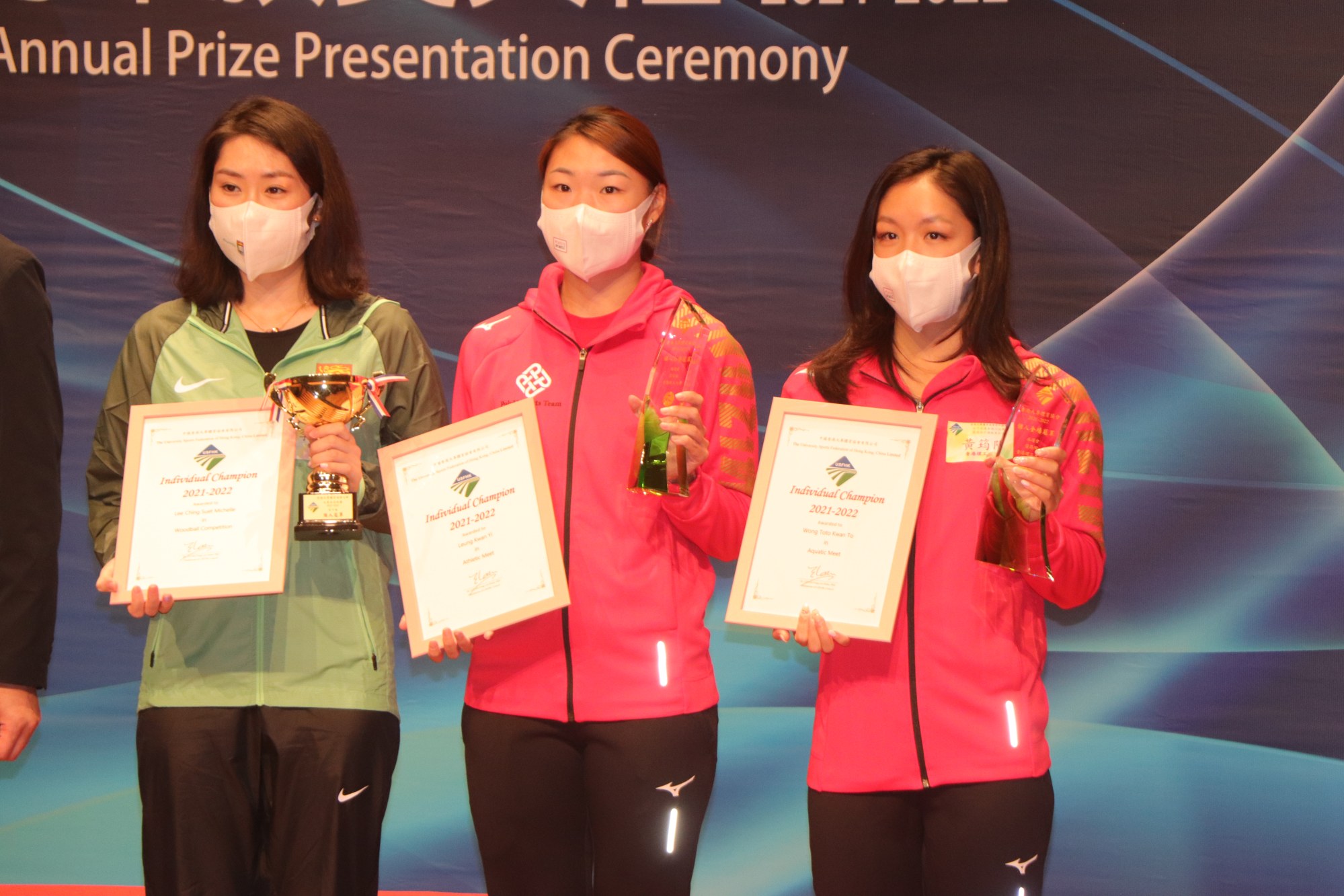 Toto Wong Kwan-to (right) and sprinter Leung Kwan-yi (middle) with their USFHK Individual Champion awards. Photo: Shirley Chui