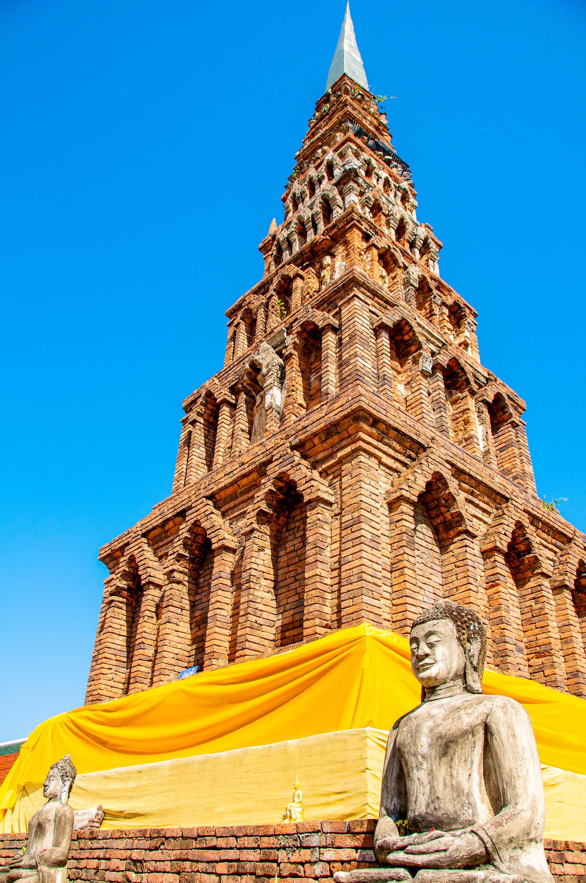 The stepped brick stupa at Wat Haripunchai. Photo: Ron Emmons