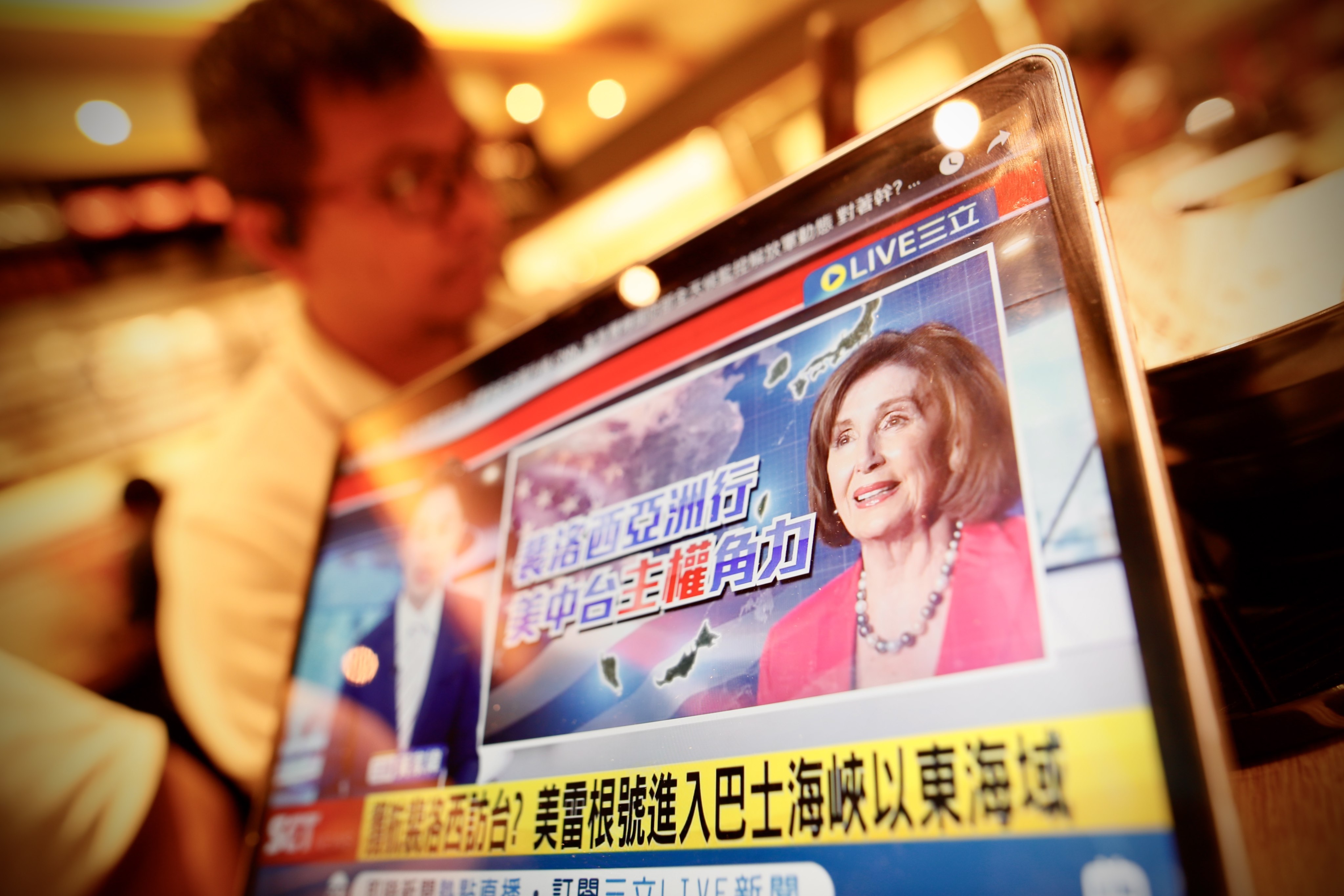 A resident watches a news about the expected visit of US House Speaker Pelosi in Taipei on August 2. Photo: EPA-EFE