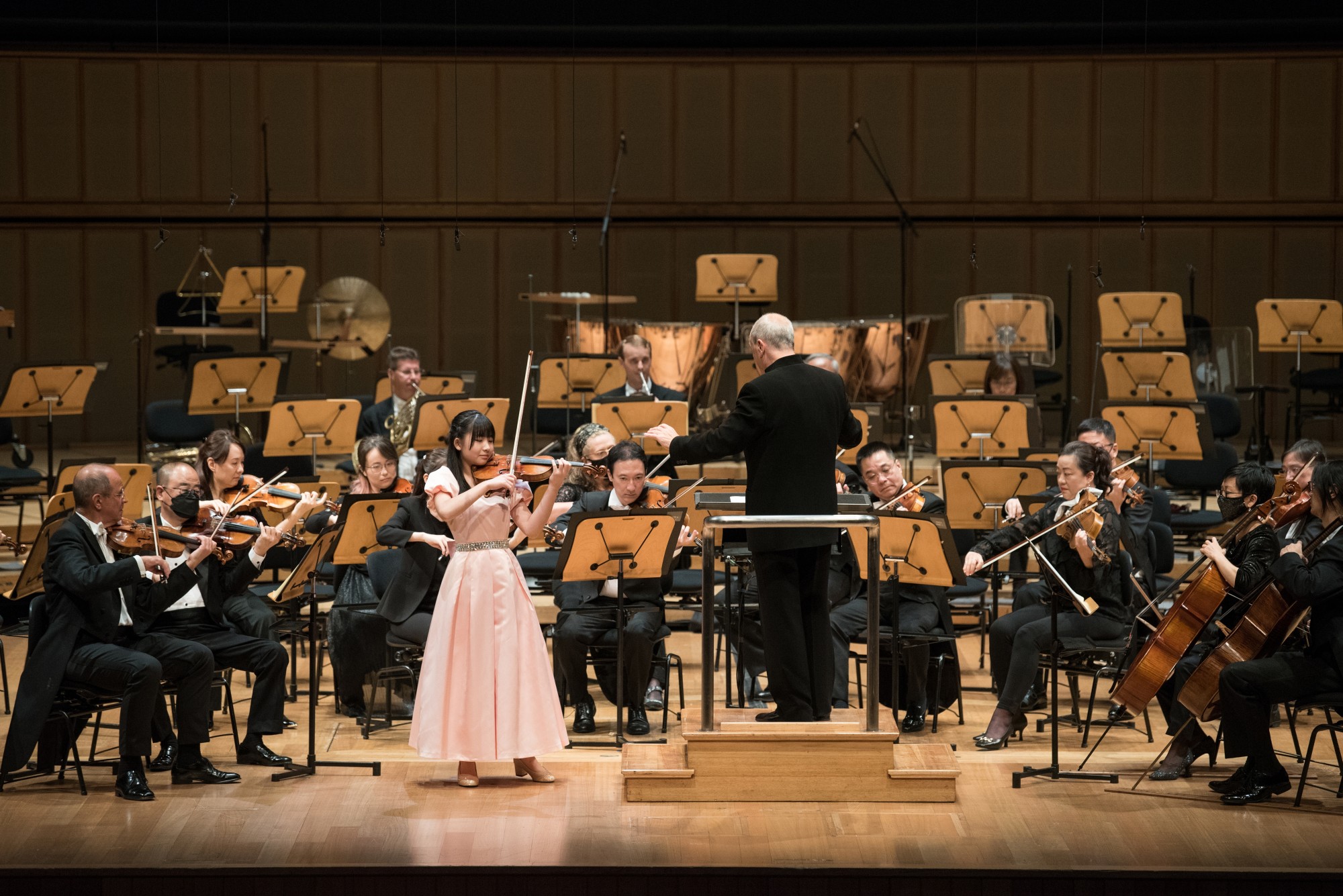 The 15-year-old Singapore violinist Chloe Chua performs Mozart’s Violin Concerto No. 5 with the Singapore Symphony Orchestra under Hans Graf. Photo; Singapore Symphony Orchestra