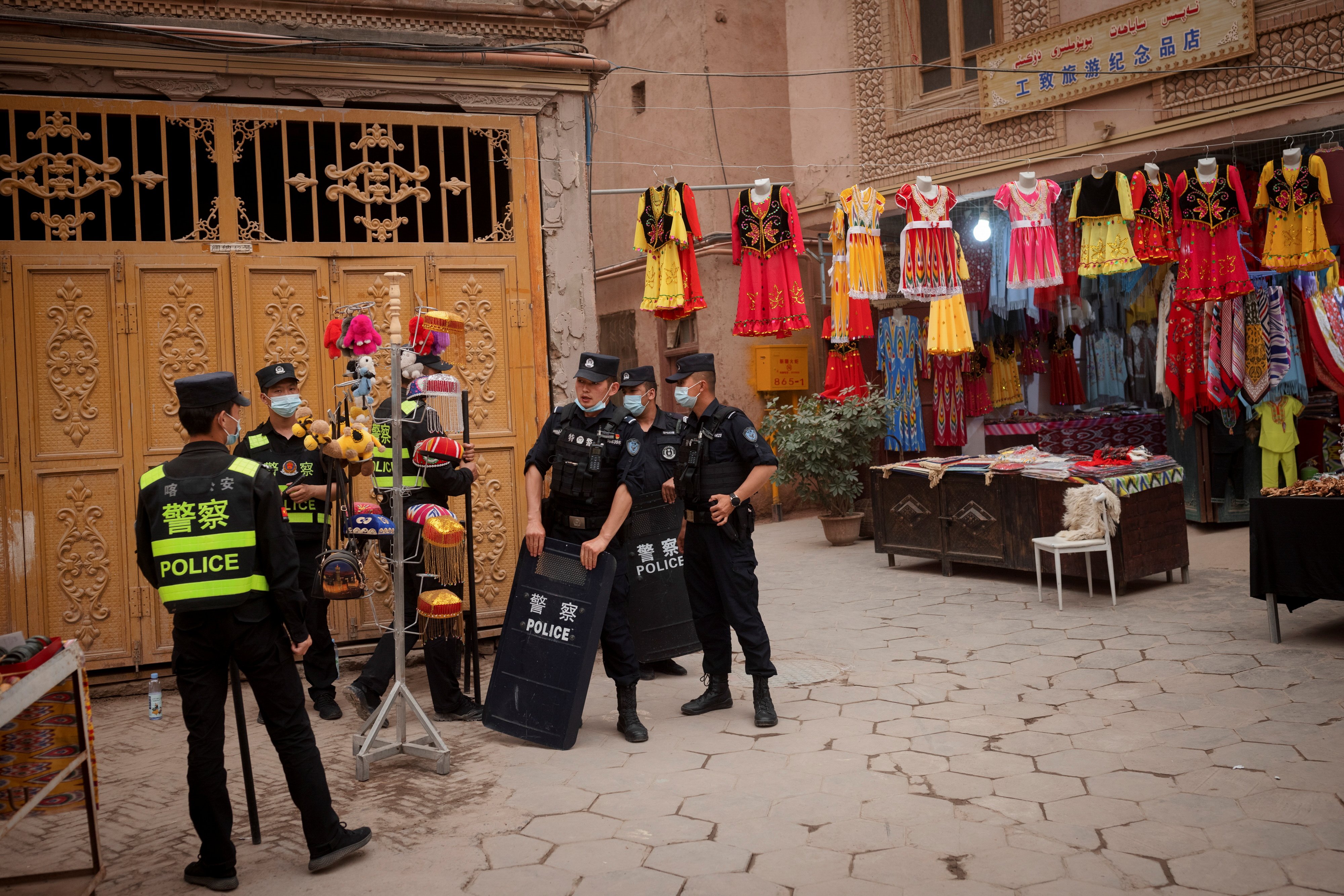 Police officers stand guard in the old city in Kashgar, in Xinjiang Uyghur Autonomous Region, China, on May 3, 2021. Photo: Reuters 