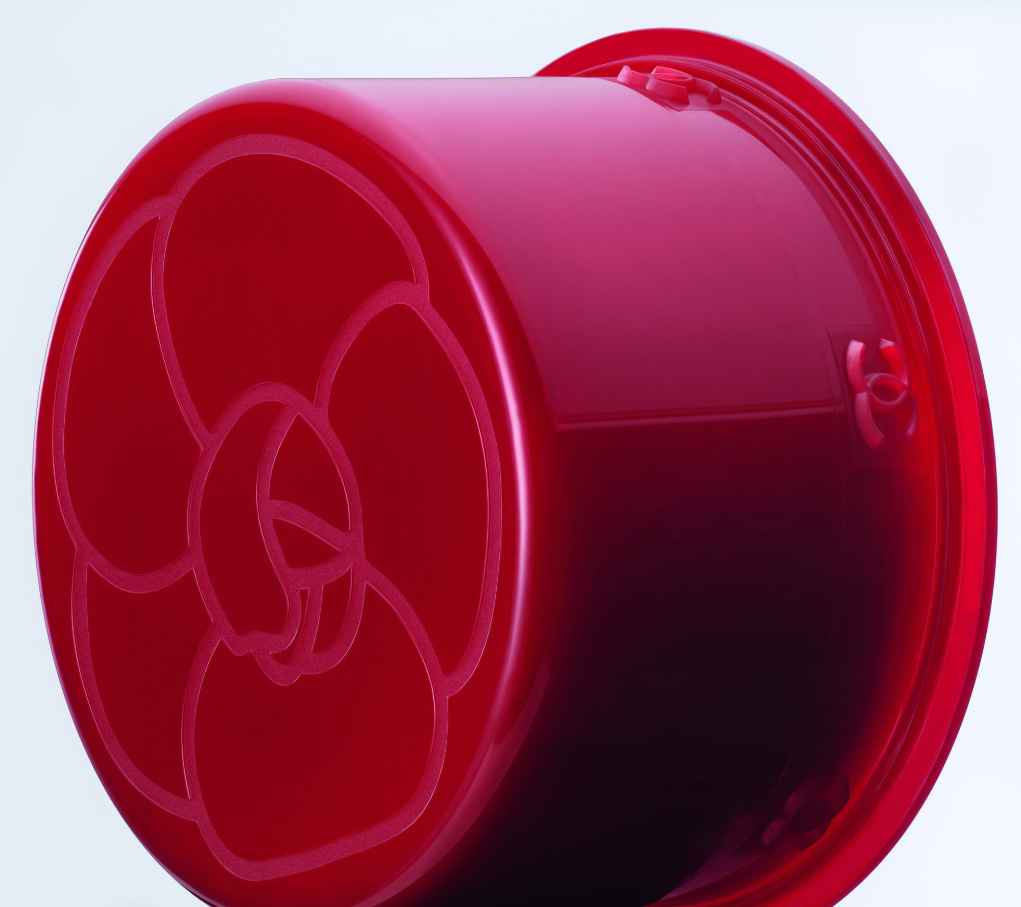 The N°1 de Chanel containers are refillable and do not come with paper instructions but a QR code that gives access to information.