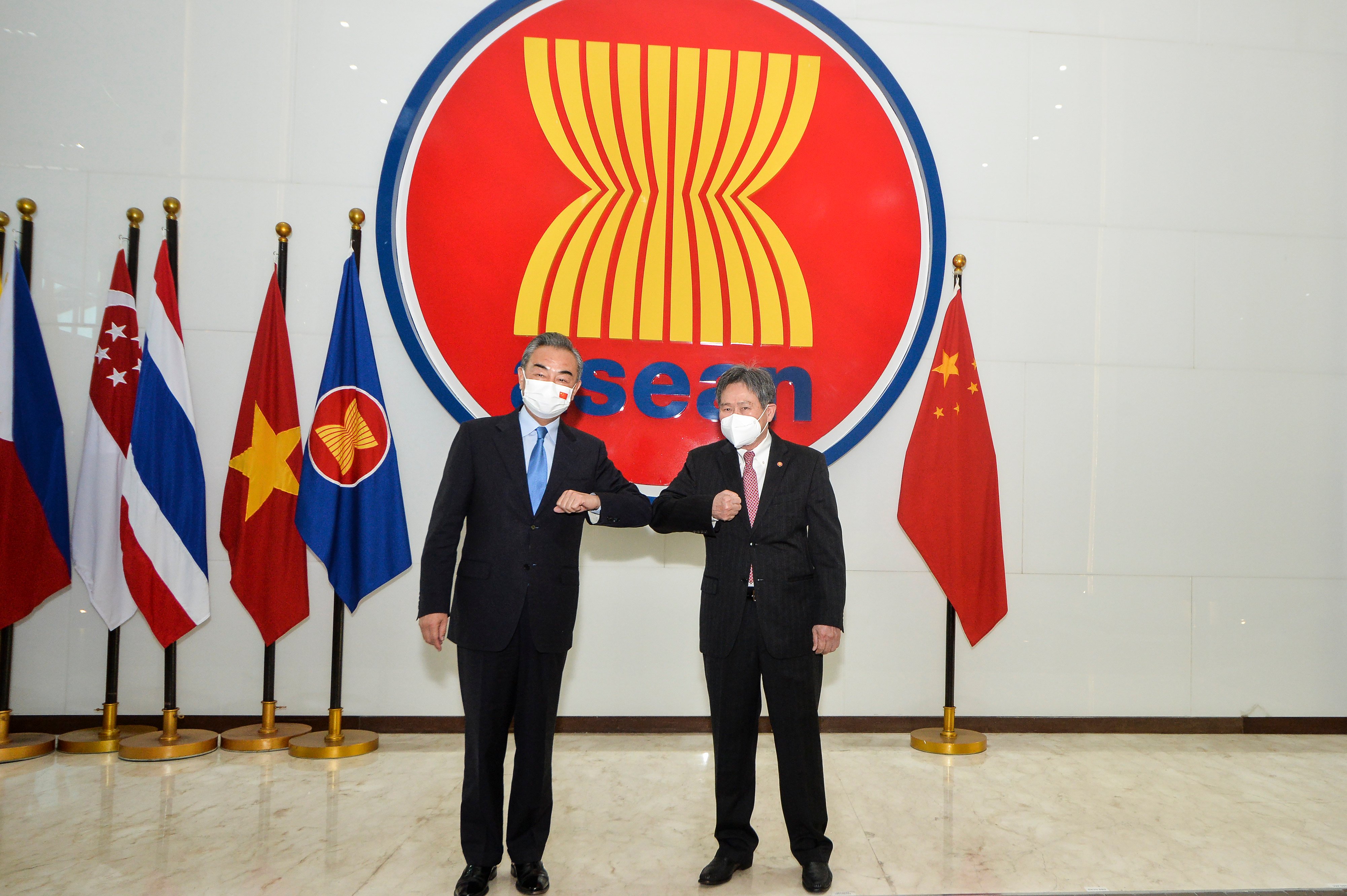 Chinese Foreign Minister Wang Yi (left) with Asean Secretary General Lim Jock Hoi at the Asean Secretariat in Jakarta, Indonesia in July. Photo: Xinhua