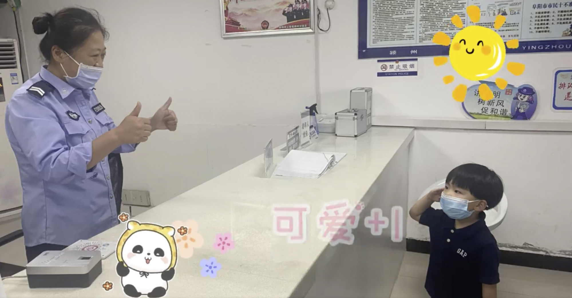 After noticing the boy’s gesture, the policewoman gave him a thumbs up. A Weibo news report about the boy’s cute antics has gone viral. Photo: Handout