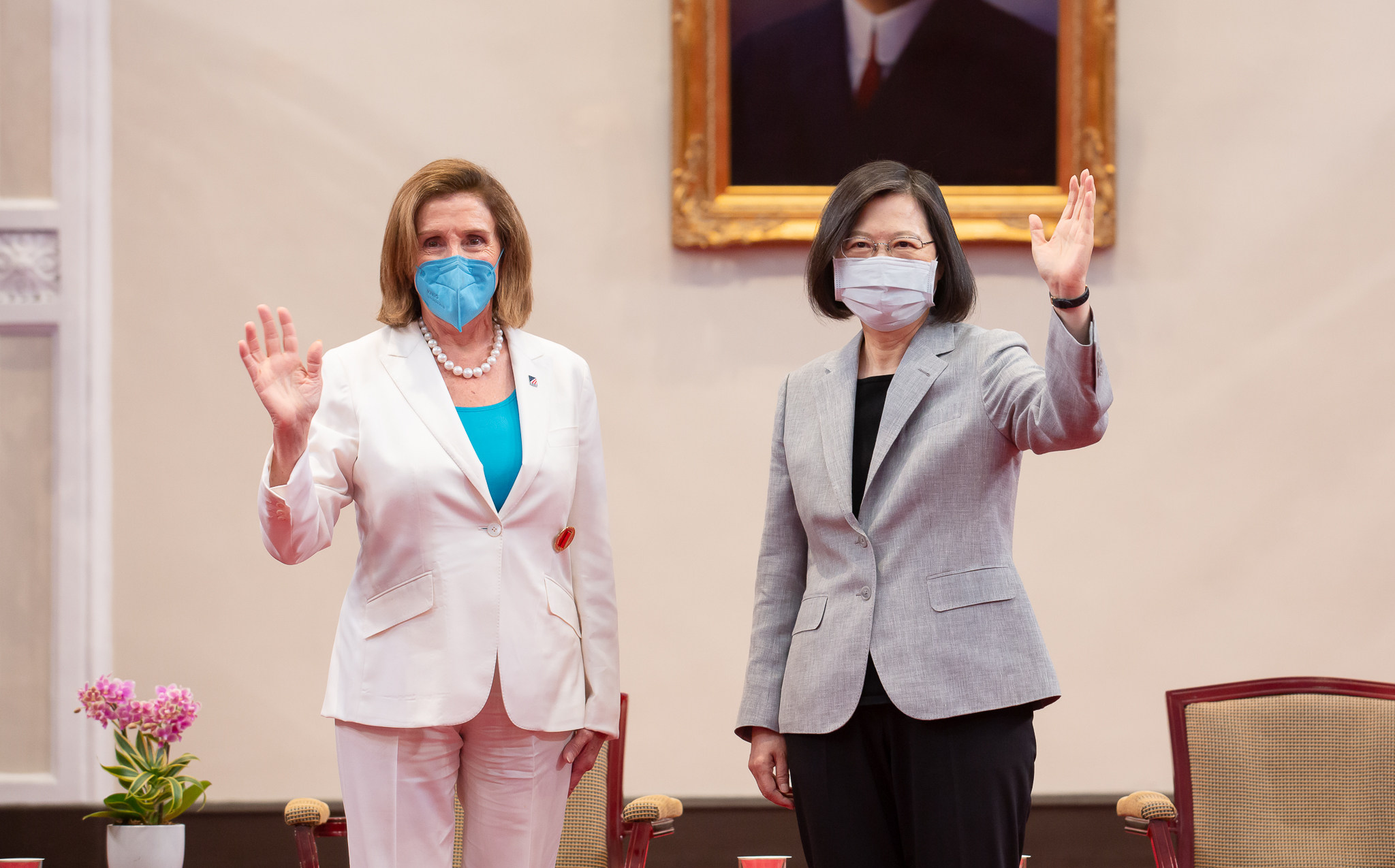 US House speaker Nancy Pelosi (left) and Taiwan’s President Tsai Ing-wen wave during their meeting at the Presidential Palace in Taipei City on August 3. Photo: Taiwan Presidential Palace/dpa 