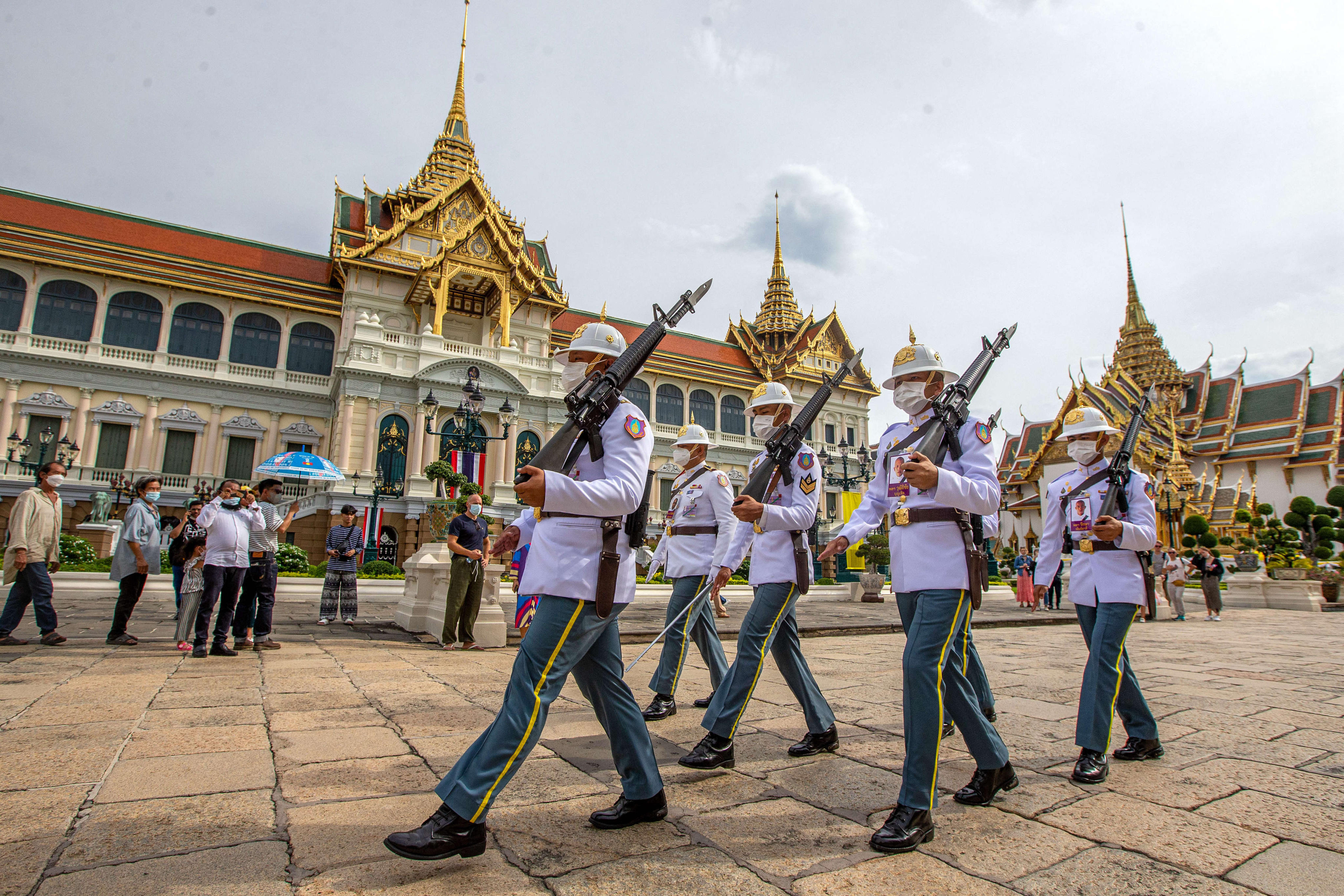 Tourists watch guards on patrol at the Grand Palace in Bangkok, Thailand, on July 31. The region is now better armed against the speculative currency attacks that triggered the 1997 Asian financial crisis. Photo: Xinhua