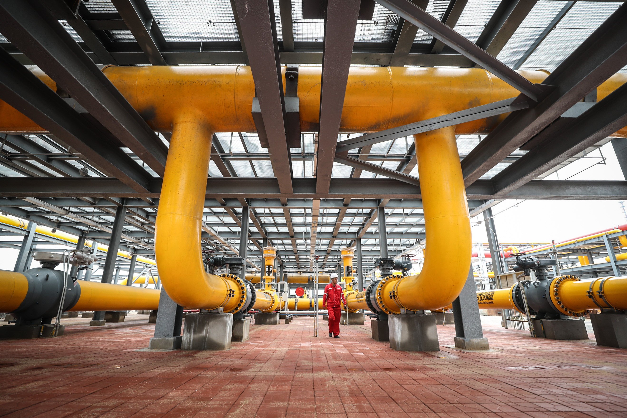 A staff member inspects the Shuangtaizi gas storage area of PetroChina Liaohe Oilfield in Panjin in northeast China’s Liaoning province on June 15. Photo: Xinhua