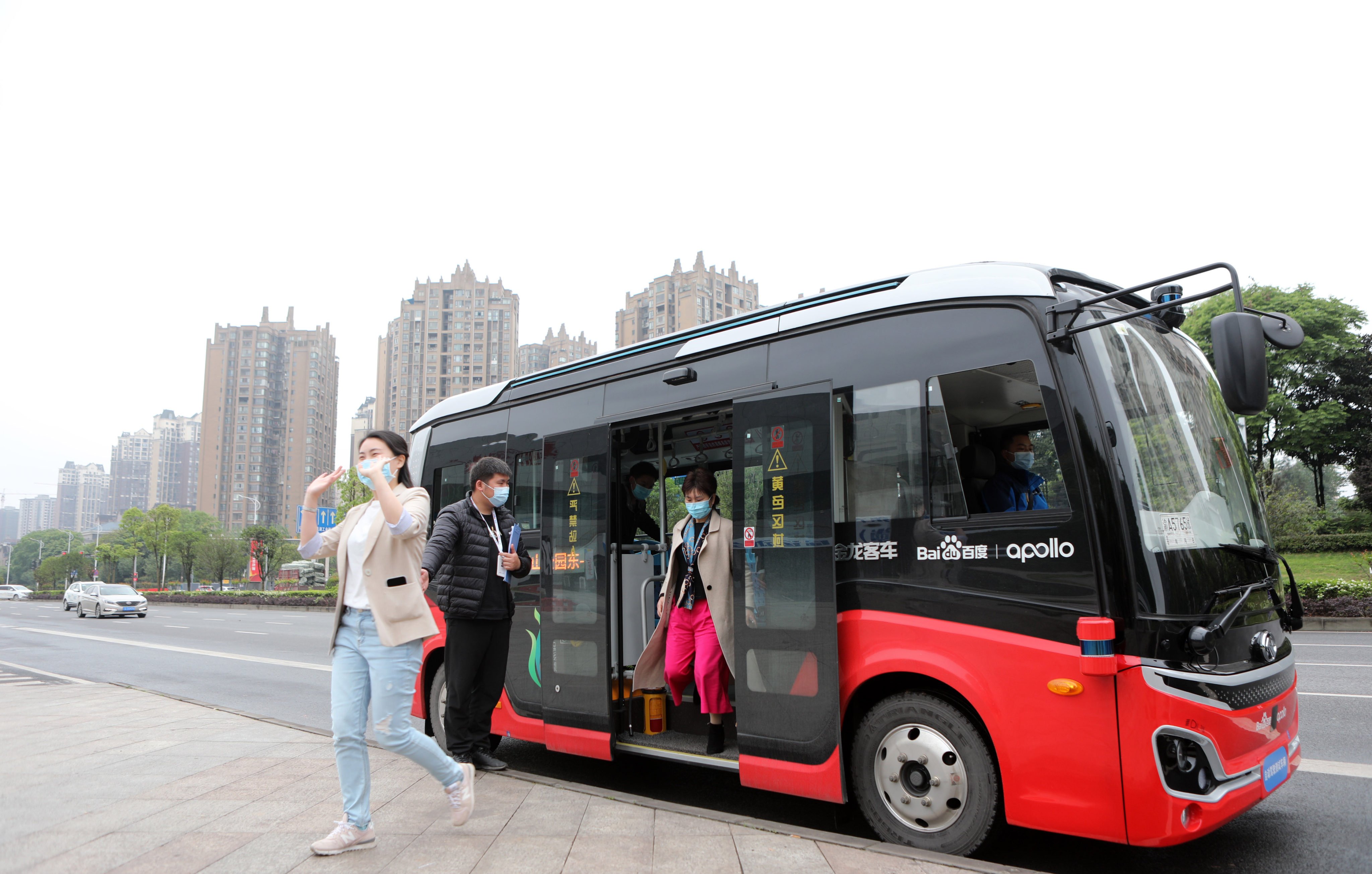 Passengers get off a Level 4 autonomous driving bus developed by Baidu on April 16, 2021 in Chongqing, southwest China. Photo: VCG via Getty Images