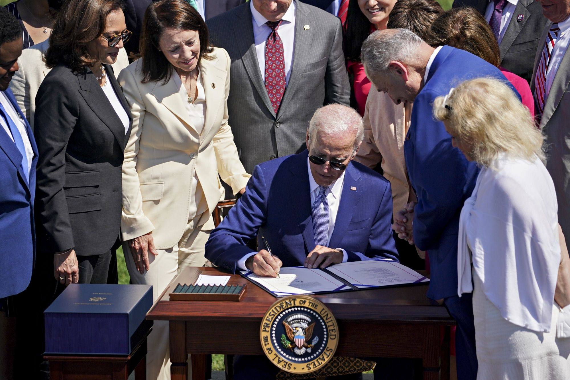 US President Joe Biden signs the Chips and Science Act of 2022, during a ceremony on the South Lawn of the White House in Washington, D.C., Aug. 9, 2022. Photo: Bloomberg