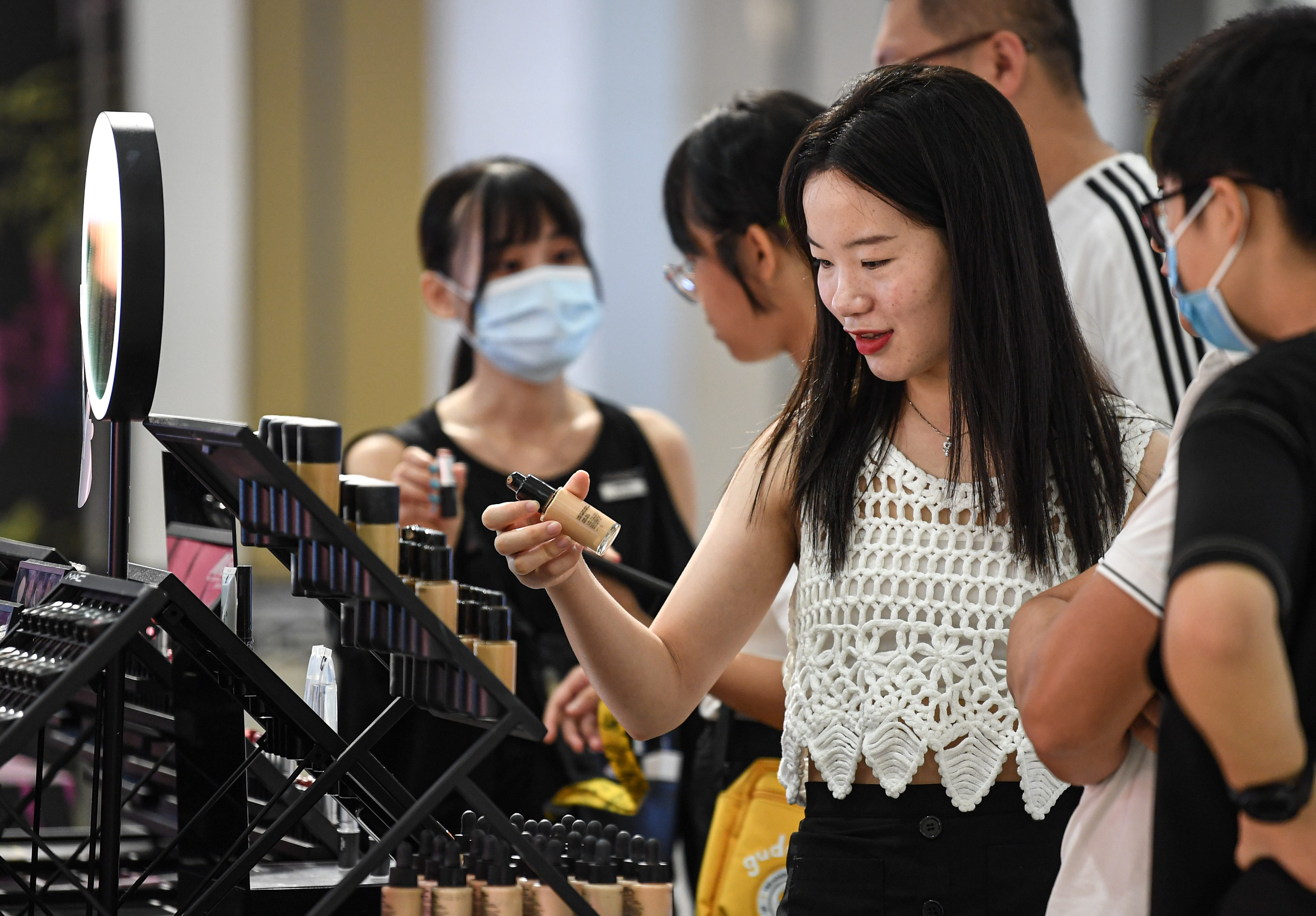 Customers select products in a duty-free shopping mall in Haikou, in south China’s Hainan Province, on October 4, 2020. Photo: Xinhua