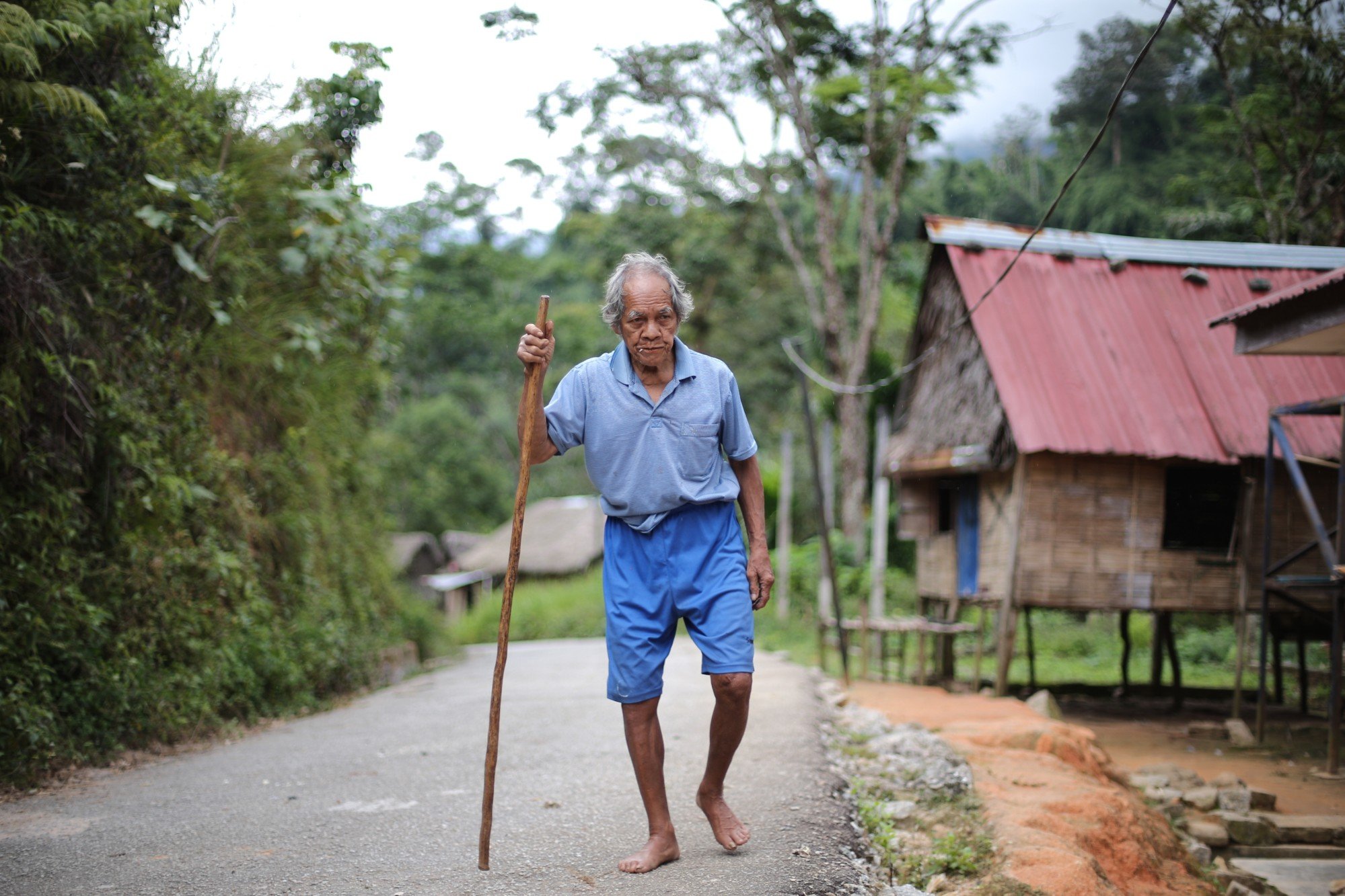 What is earthing or grounding? How going barefoot could give you