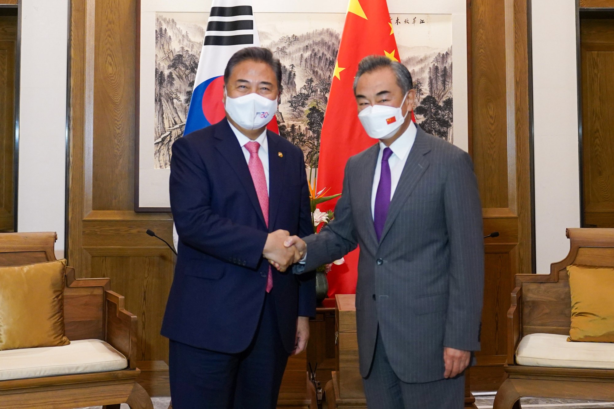 South Korean Foreign Minister Park Jin, left, poses for a photo with his Chinese counterpart Wang Yi ahead of their talks in the eastern port city of Qingdao on August 9, 2022. Photo: EPA-EFE