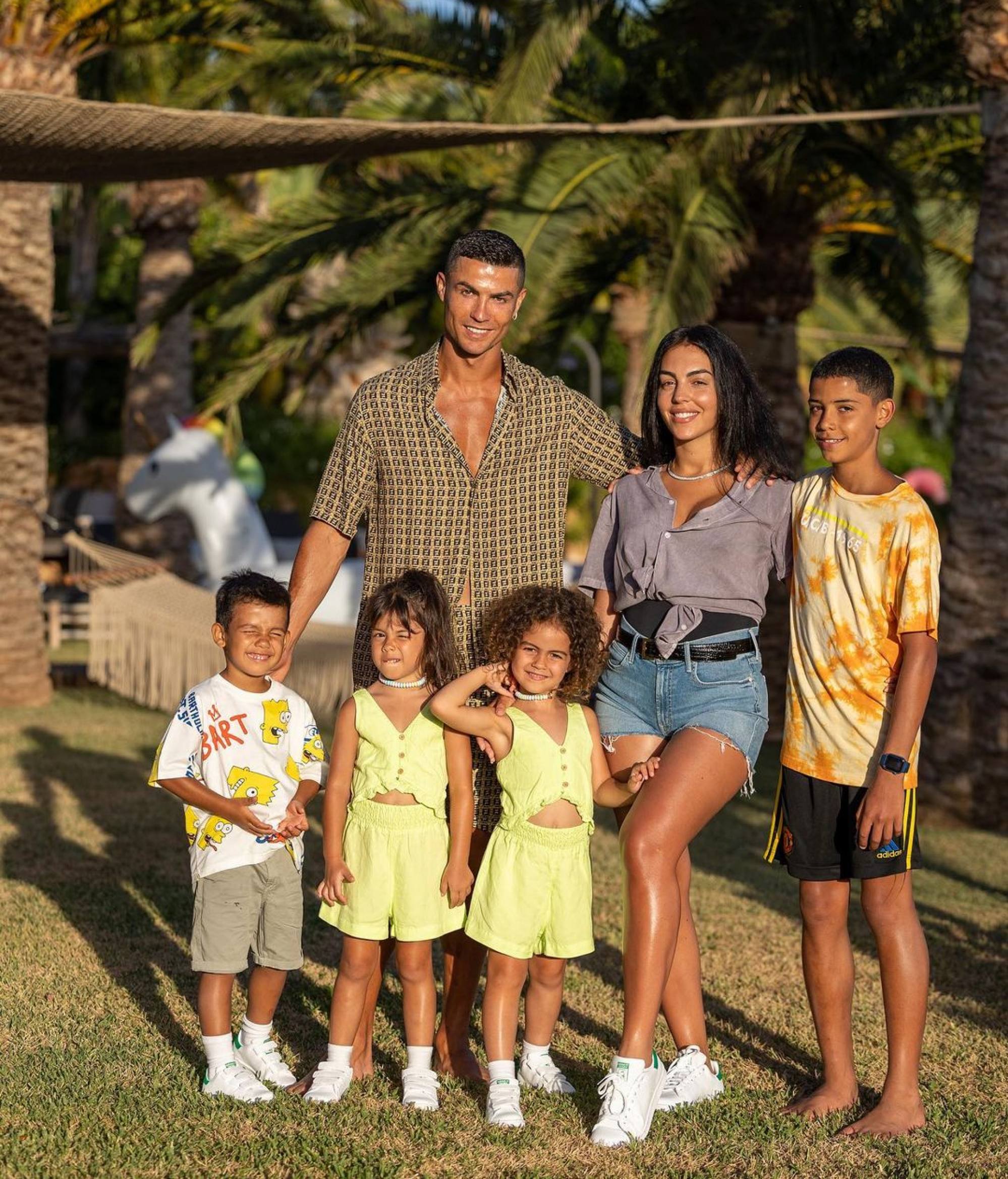Cristiano Ronaldo with his four eldest children. Photo: @georginagio/Instagram