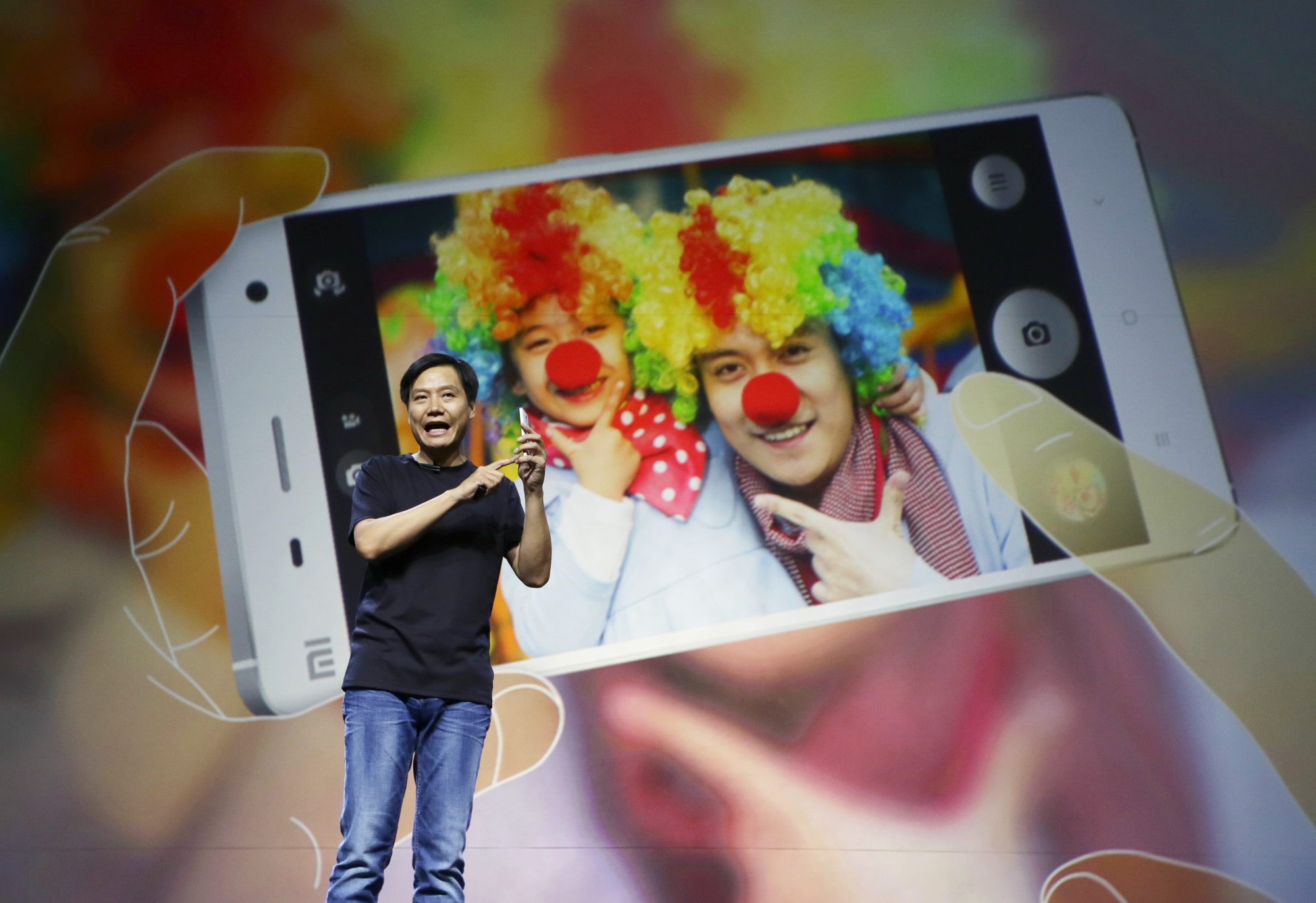 Lei Jun demonstrates a new smartphone during a launch event on July 22, 2014. Photo: Reuters