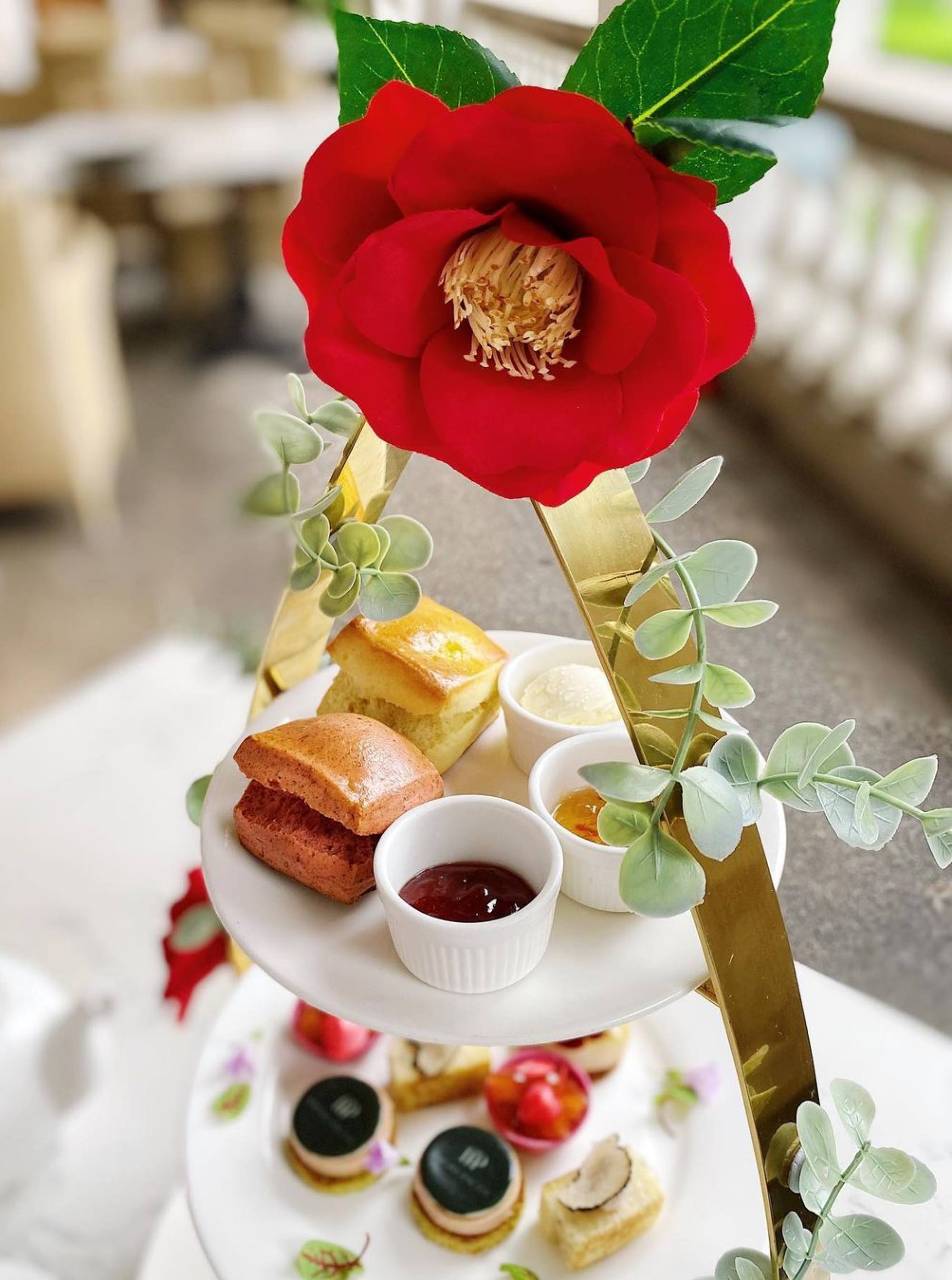 Crowd pleasers in Odea’s afternoon tea include the chocolate foie gras toast and gravlax salmon. Photo: @odeahk/Instagram