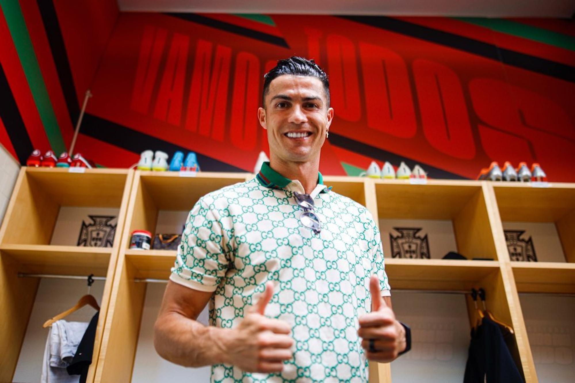 Shirt Louis Vuitton worn by Cristiano Ronaldo on the account Instagram of  @cristiano