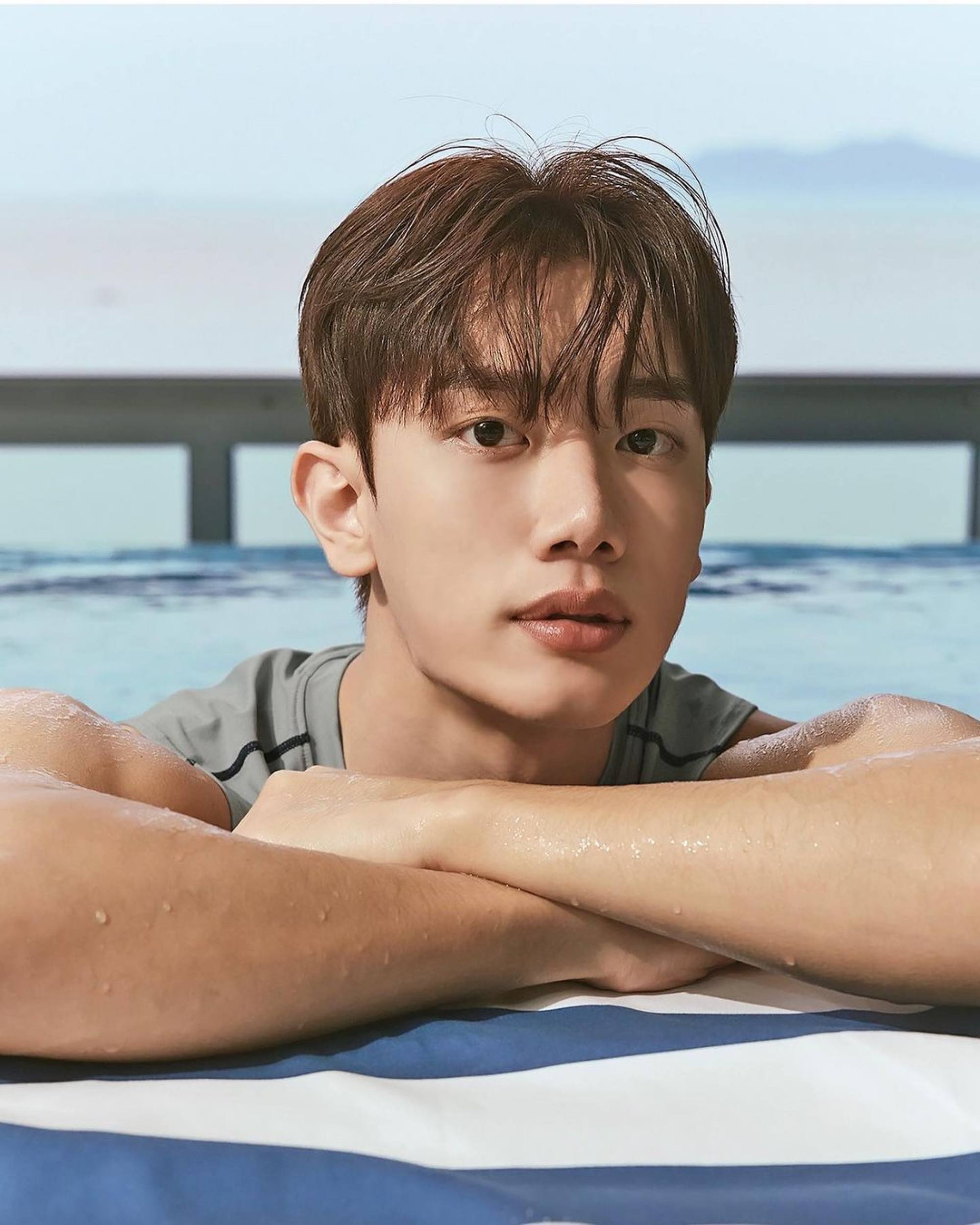 Bashful Hyeon-joong is a model and personal trainer and has recently started a vlog on YouTube to keep fans up to date. Photo: @__1126.1/Instagram