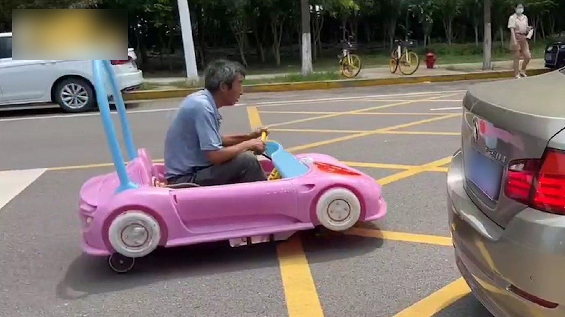 A man in China went viral for driving this “pink car” down a street. Photo: Weibo