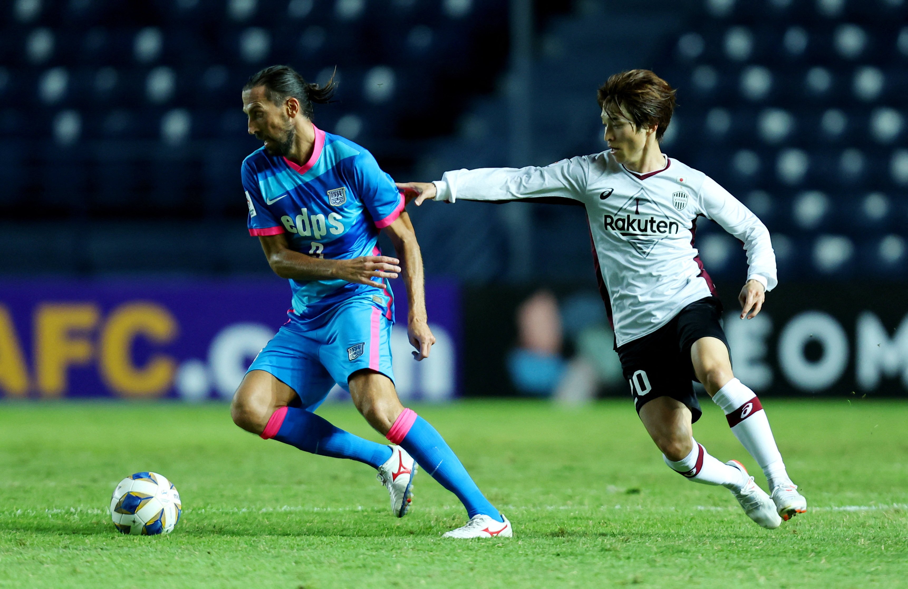Kitchee’s Dejan Damjanovic in action with Vissel Kobe’s Shion Inoue in the AFC Champions League. Photo: Reuters
