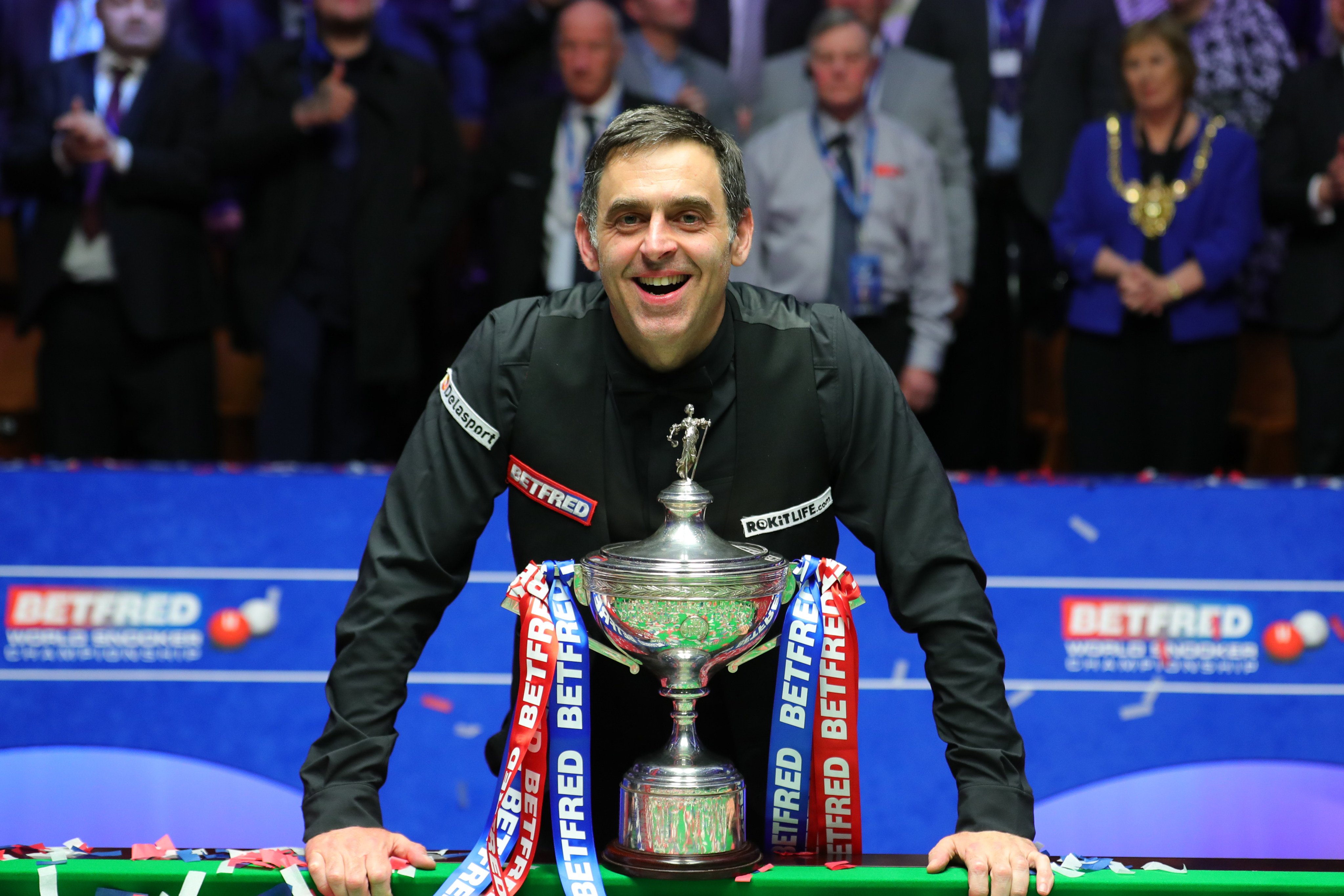 Ronnie O’Sullivan celebrates with the trophy after winning his seventh world championship in Sheffield, England. Photo: Xinhua