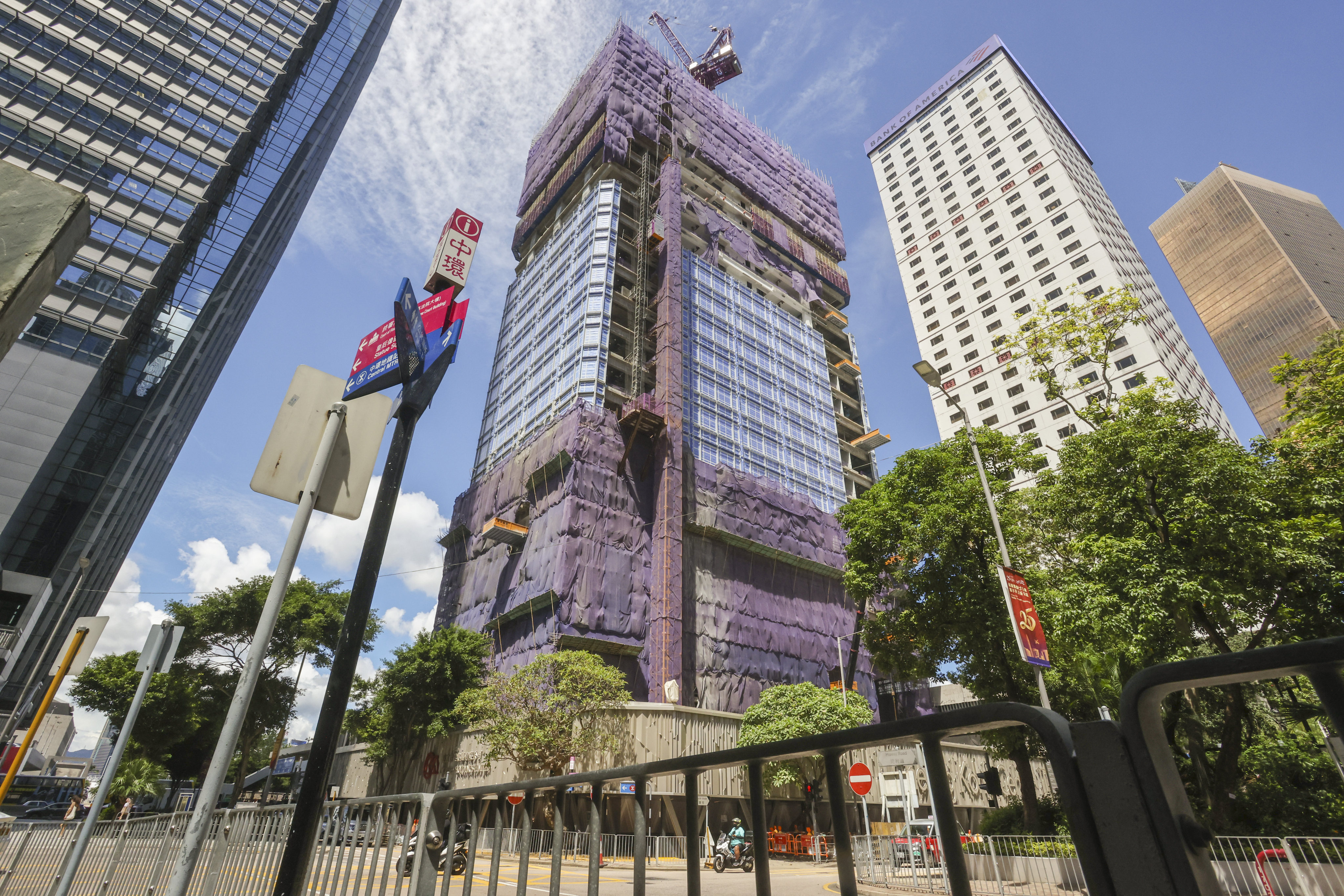 Cheung Kong Center II, a new prime office tower under construction in Central, will have 550,000 sq ft of gross floor area. Photo: SCMP / Jonathan Wong