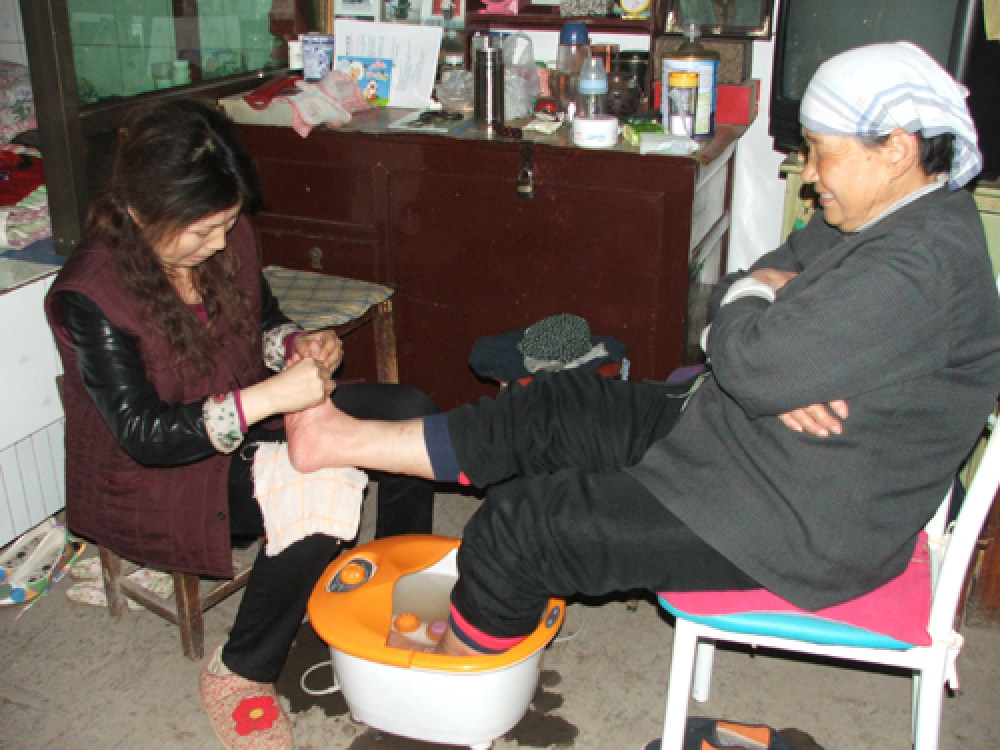 Chinese Women Washing Feet Of Mothers in law In A Public Show Of Filial chinese-women-washing-feet-of-mothers-in-law-in-a-public-show-of-filial