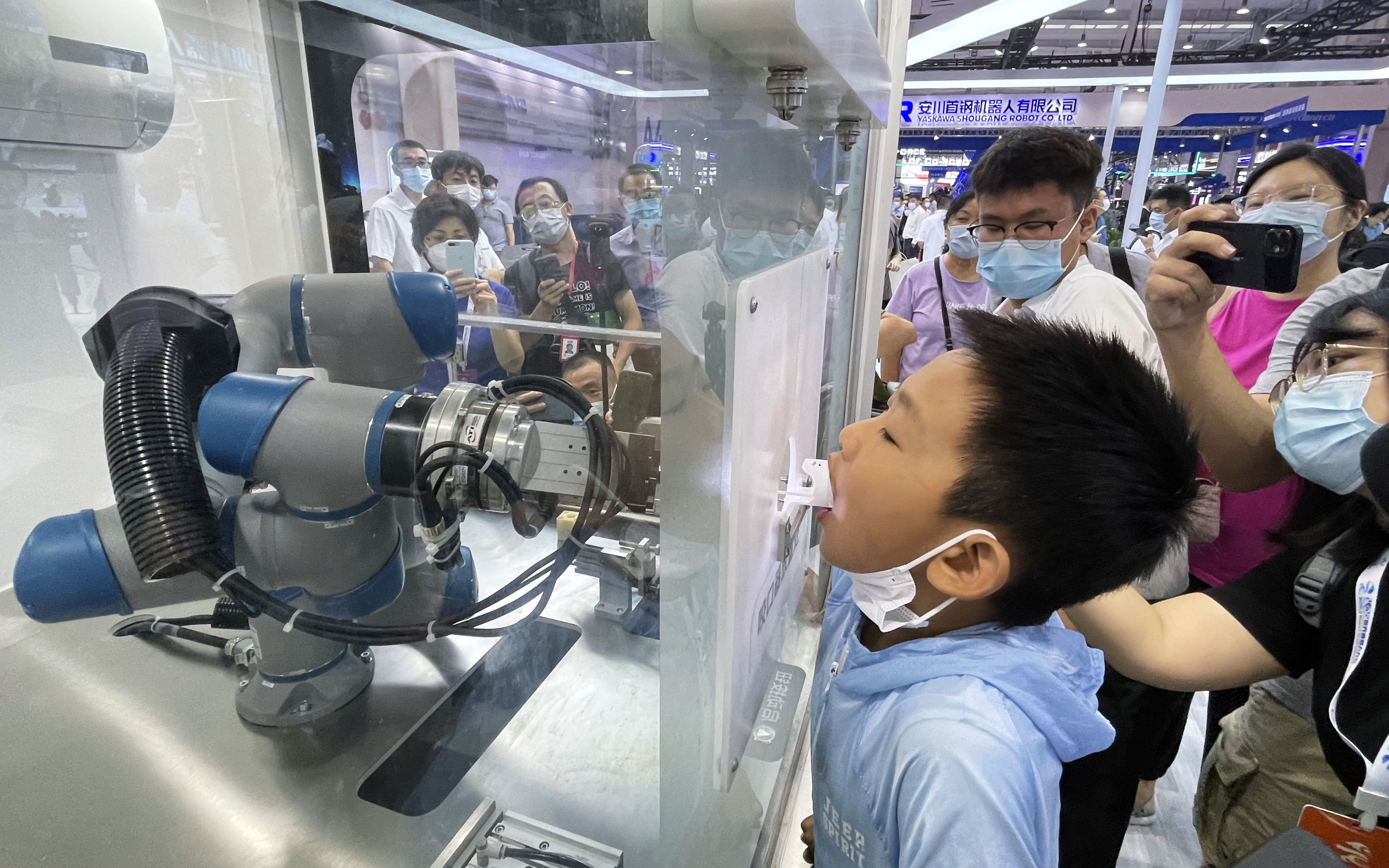 Seguid así Útil En expansión Chinese-built robot that can do quick Covid-19 oral swab tests, other  pandemic-related automata shine in Beijing tech show | South China Morning  Post