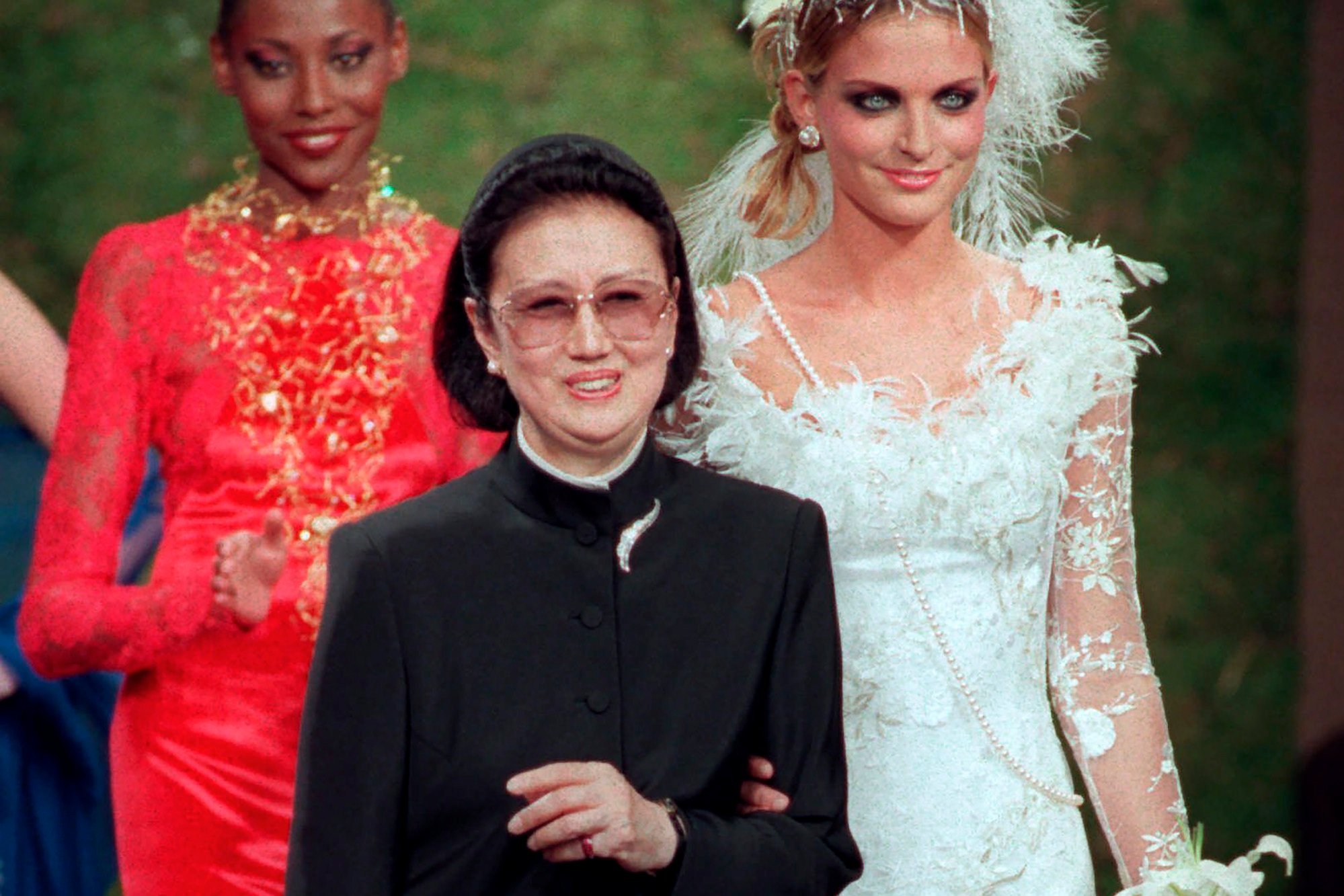 Japanese fashion designer Hanae Mori, centre, is applauded by models after the presentation of her 1997-98 autumn/winter haute couture collection presented in Paris, in 1997. Photo: AP Photo