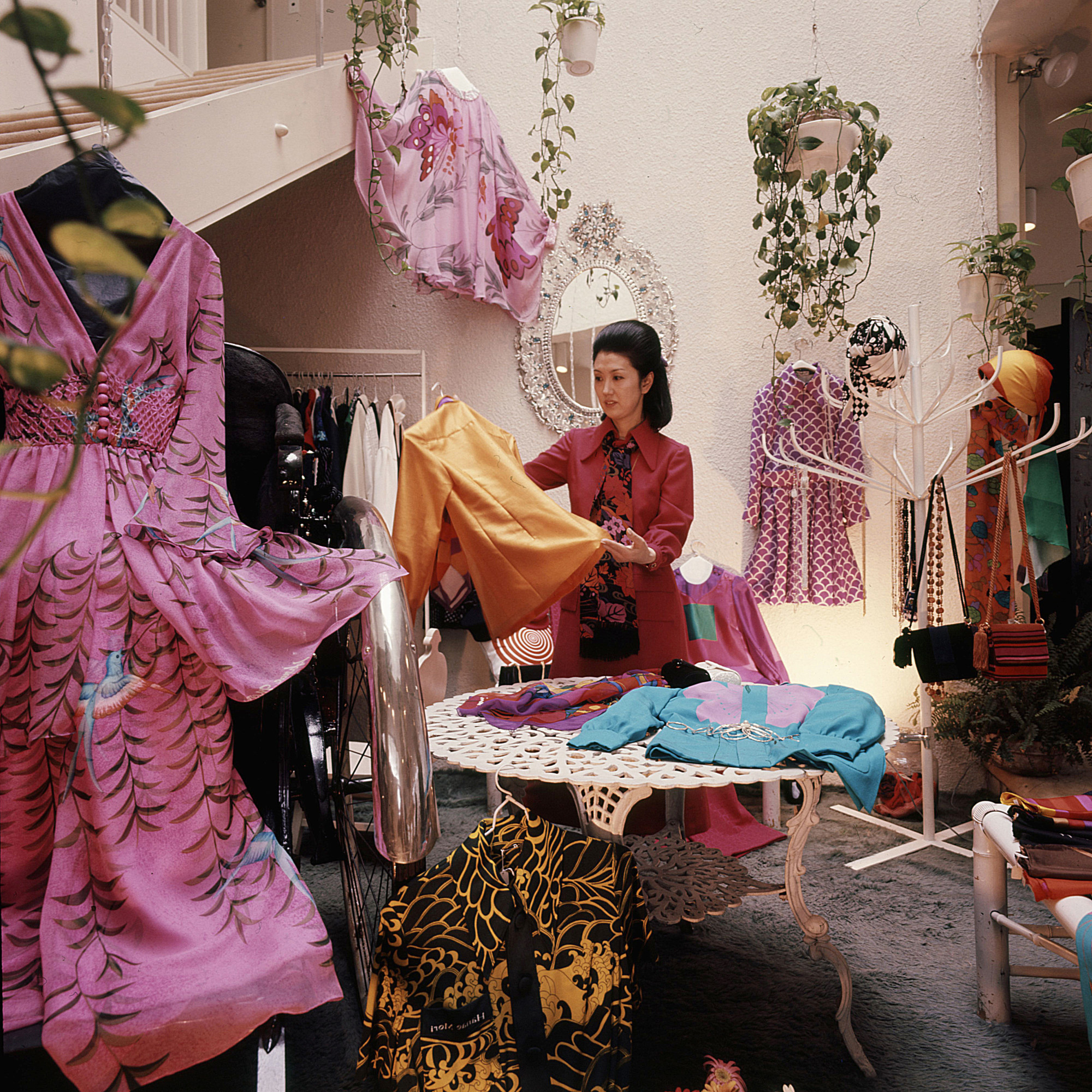 Japanese tailor Hanae Mori displaying her creations in one of her many boutiques in Tokyo, in 1970. Photo: Mondadori via Getty Images