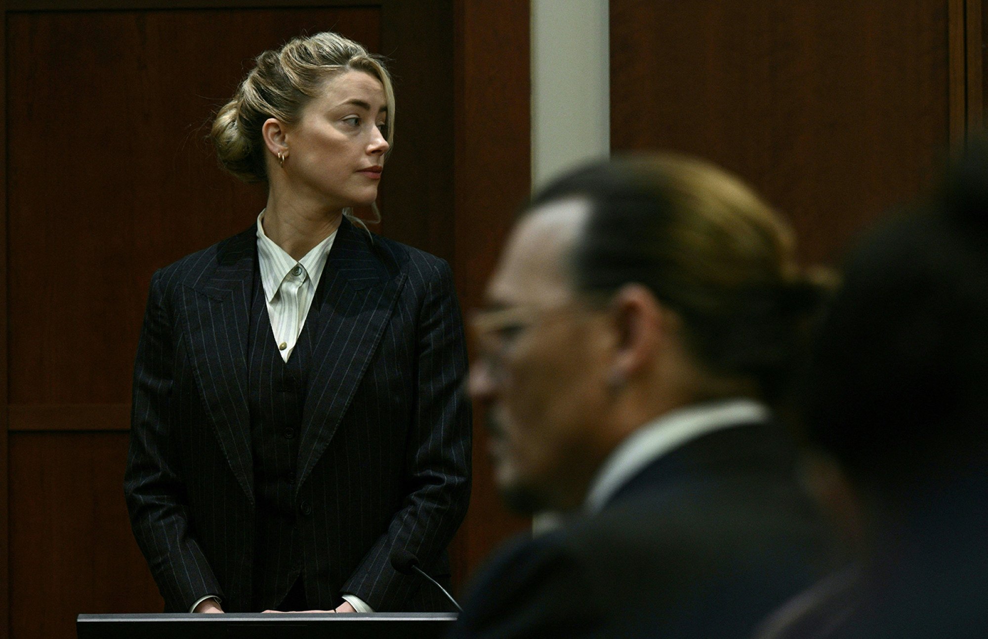 Actors Amber Heard and Johnny Depp watch as the jury comes into the courtroom after a lunch break at the Fairfax County Circuit Courthouse in Fairfax, Virginia, on May 17. Photo: AFP via Getty Images/TNS