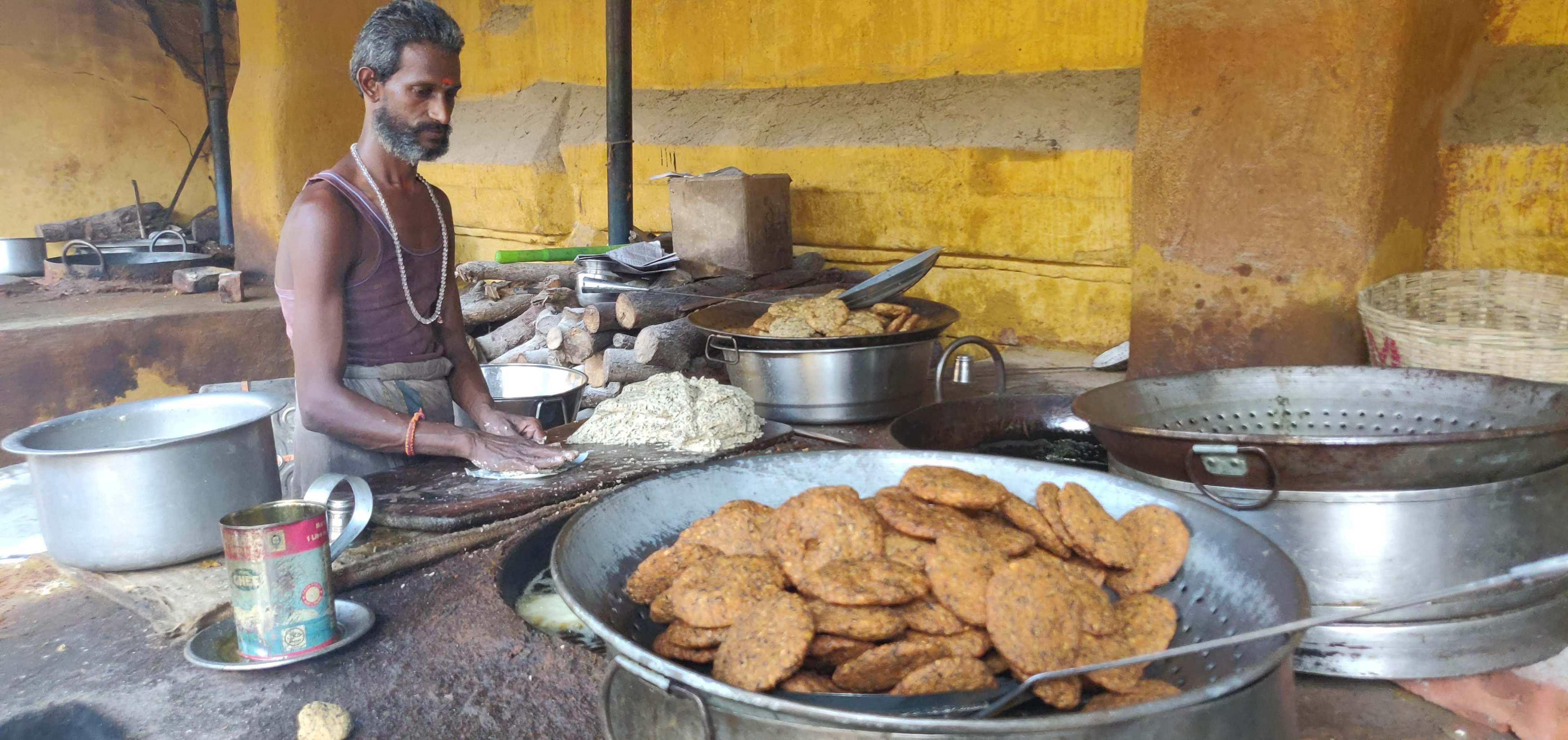 Vadas being made at a temple kitchen in Srirangam, Tamil Nadu. Photo: Rakesh Raghunathan