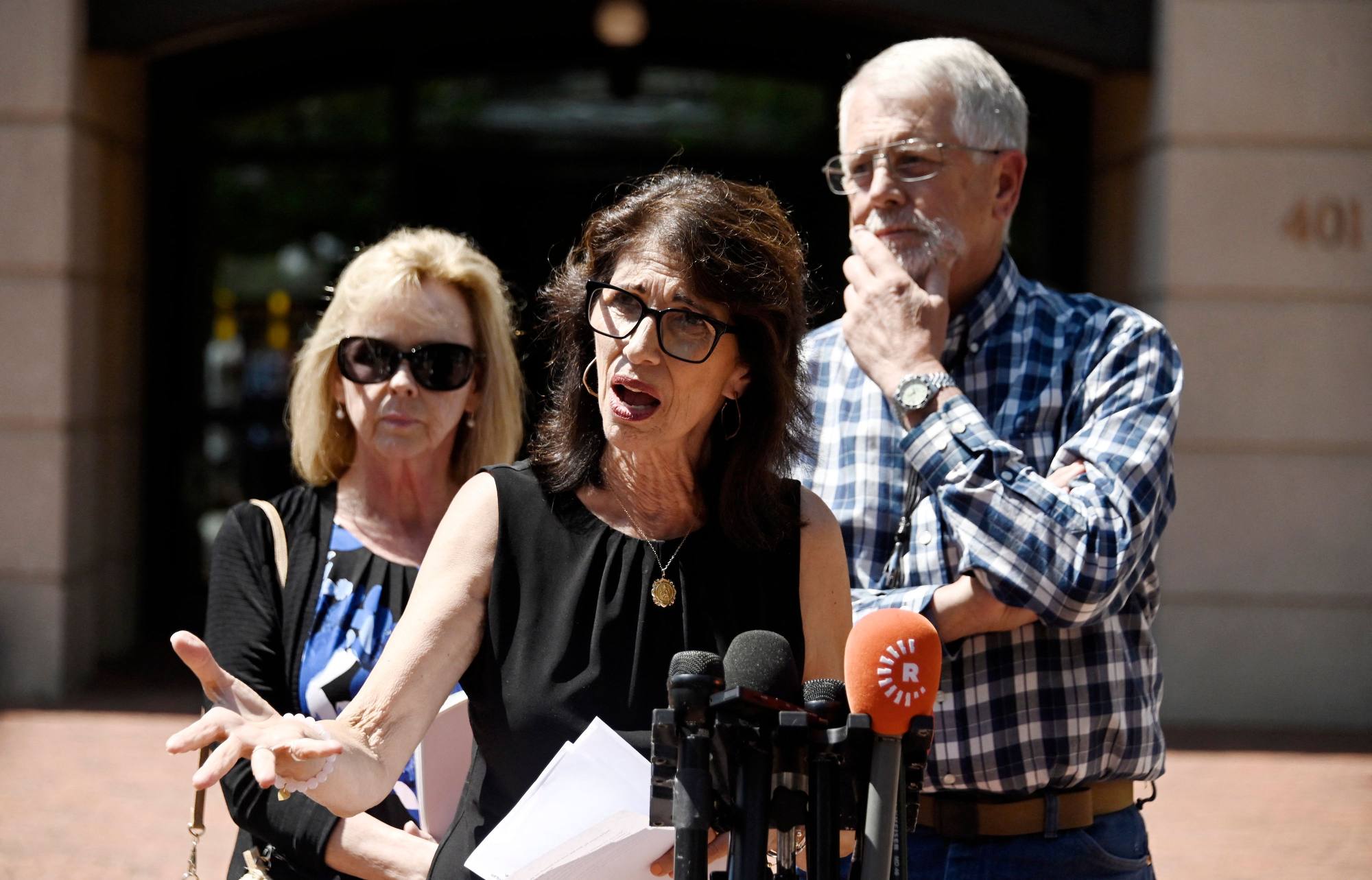 Diane Foley (giữa), mẹ của James Foley, và Carl và Marsha Mueller, cha mẹ của Kayla Mueller, nói chuyện với các phóng viên bên ngoài tòa án sau khi El Shafee Elsheikh bị tuyên án ở Alexandria, Virginia, hôm thứ Sáu.  Ảnh: AFP